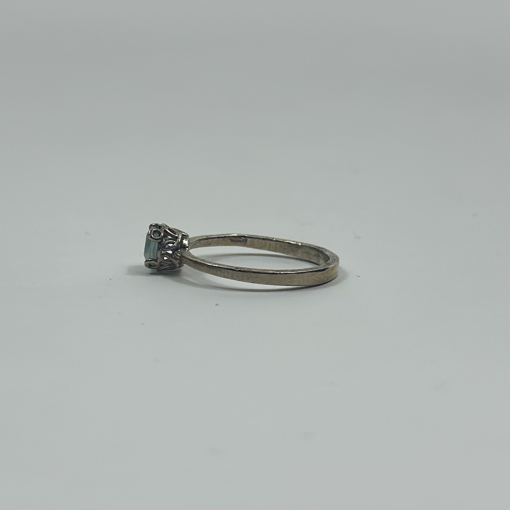 Anello Aime Moi in argento 925 con calcedonio. Contemporah