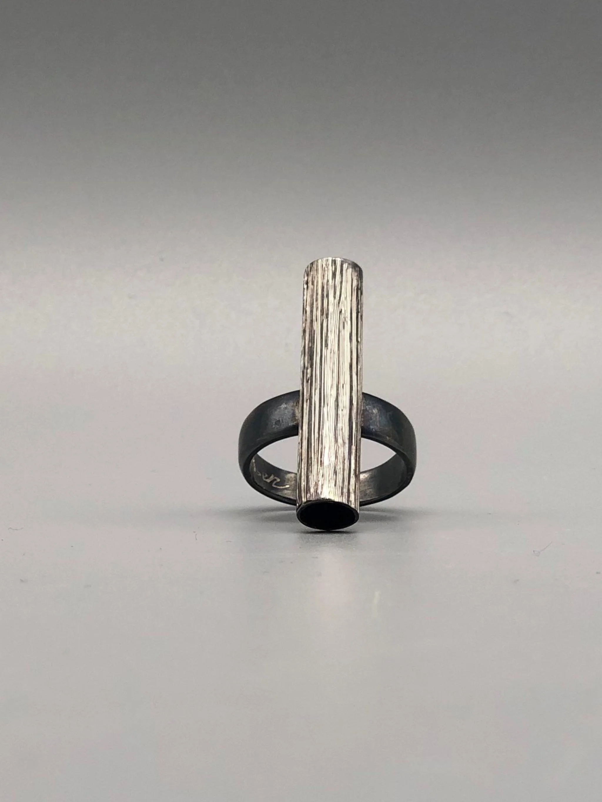 Anello Zebra Tube HoAsen Jewelry in argento 925 brunito con elemento cilindrico zigrinato — Crepundia Gioielli Bologna