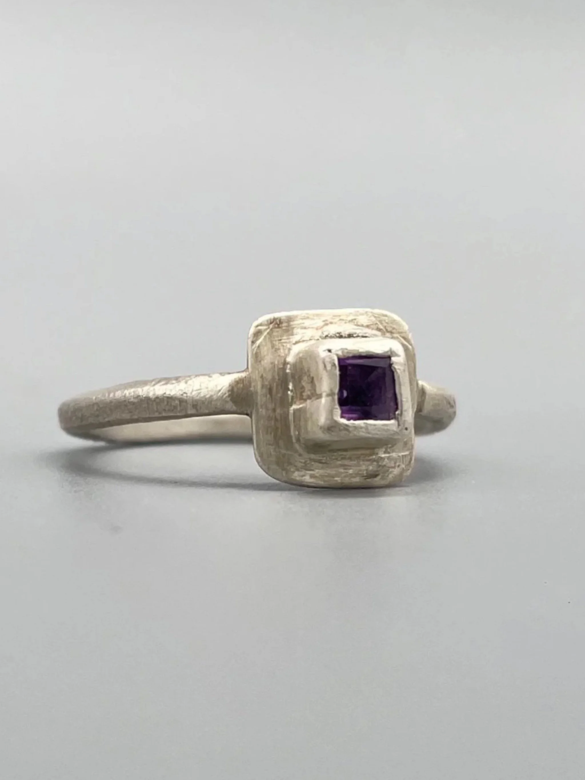 Anello Aside argento 925 e ametista dettaglio laterale design essenziale Crepundia Gioielli — Crepundia Bologna side view silver ring with square amethyst detail