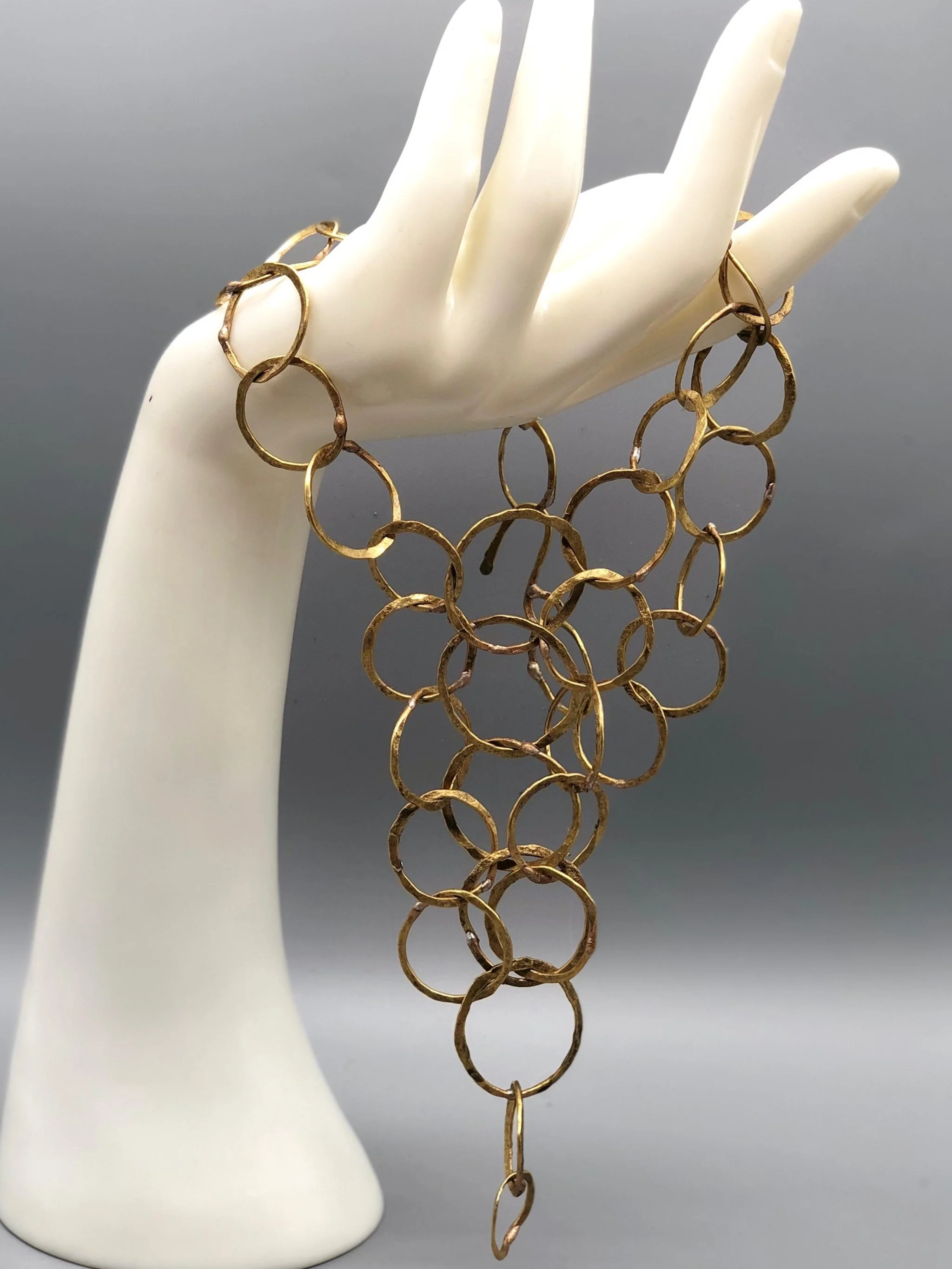Collana Full Outline di Claudia Cuzzeri in ottone opaco, con maglie irregolari sovrapposte e struttura centrale ampia e articolata.
