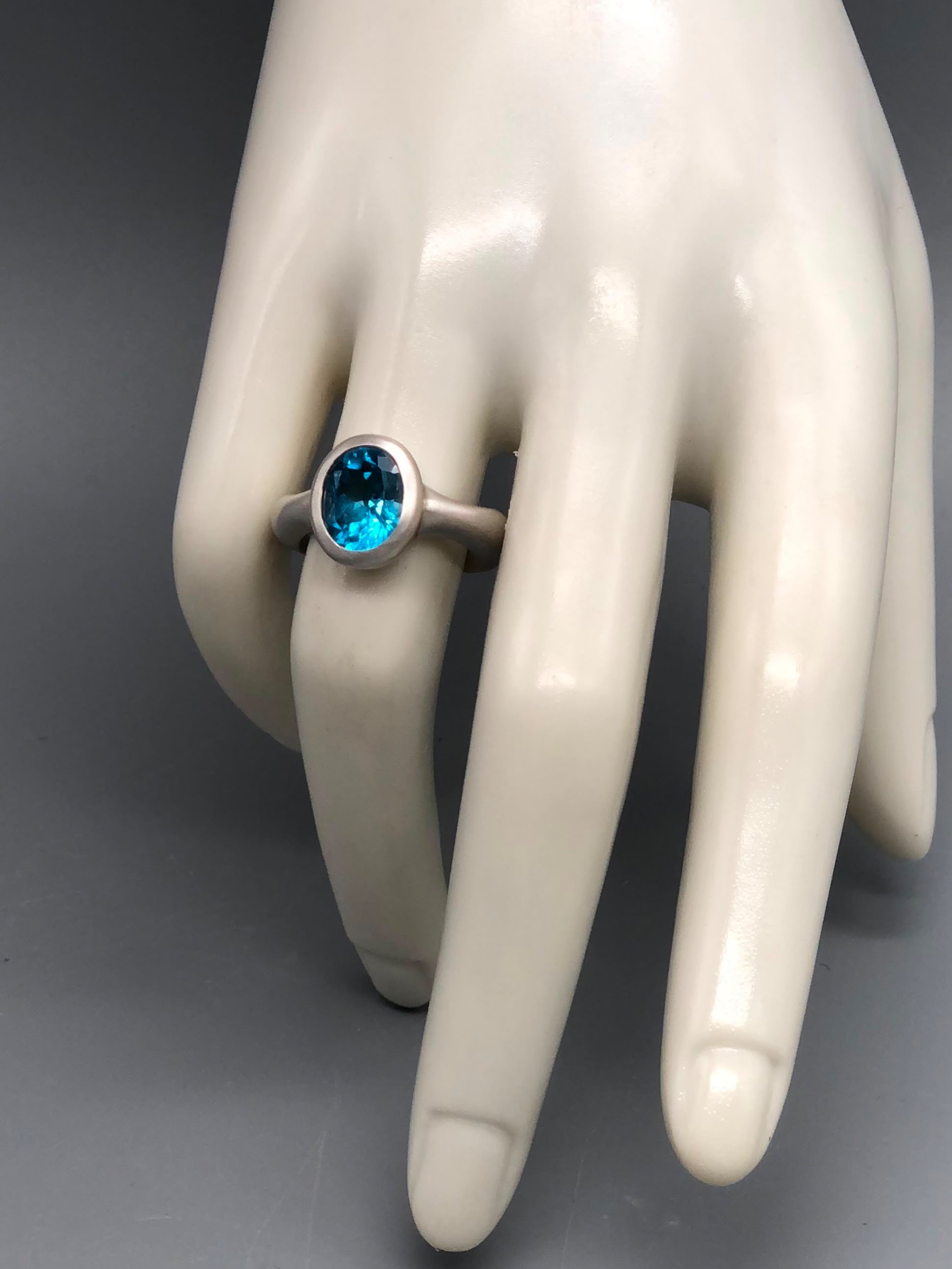 Blue in White ring with blue topaz and silver, contemporary jewellery from Crepundia’s Colorful collection.