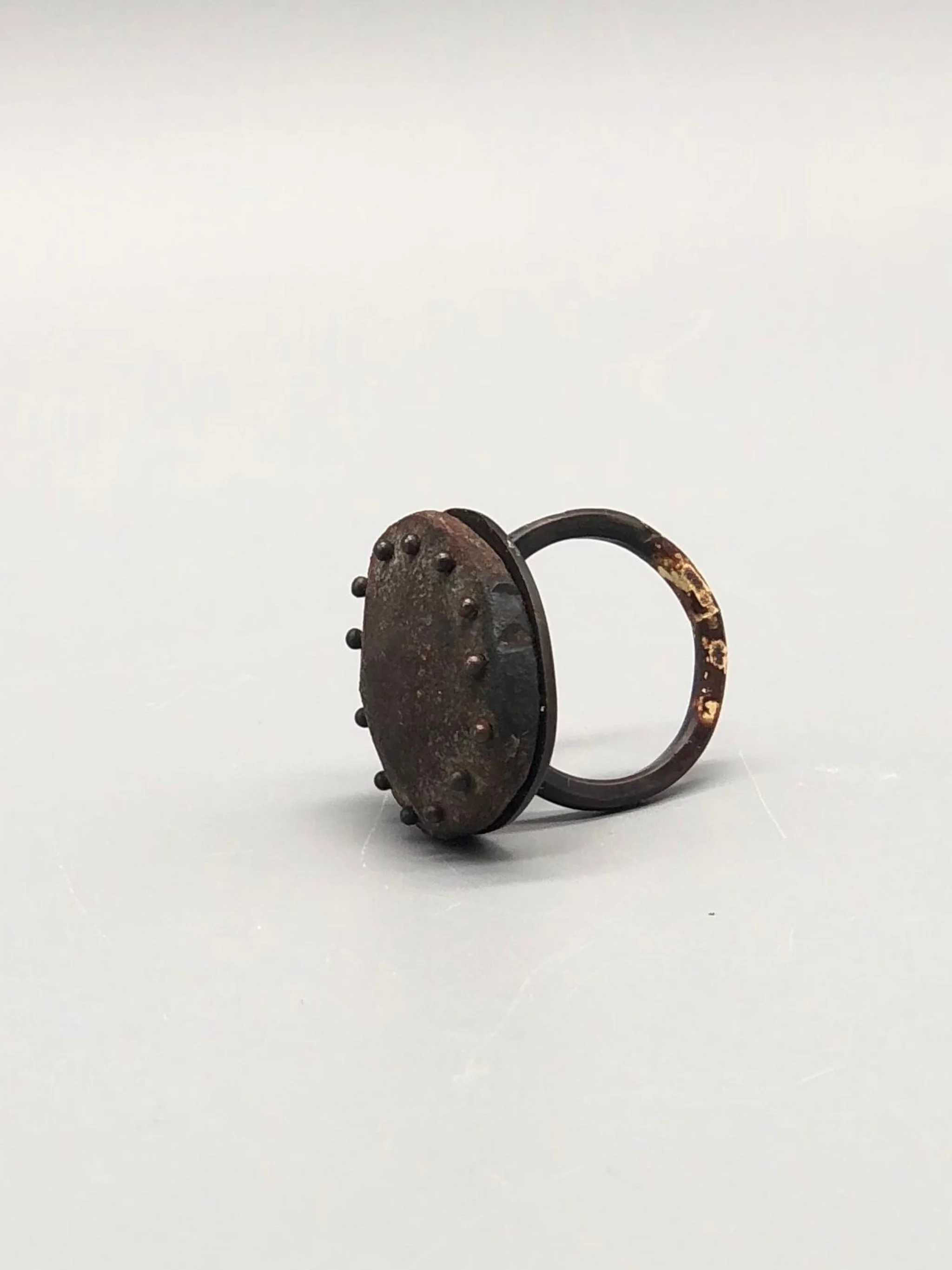 Anello Testa di Chiodo di Marco Mangàni in oro 14 kt ossidato con vecchio chiodo in ferro di recupero, gioiello contemporaneo.