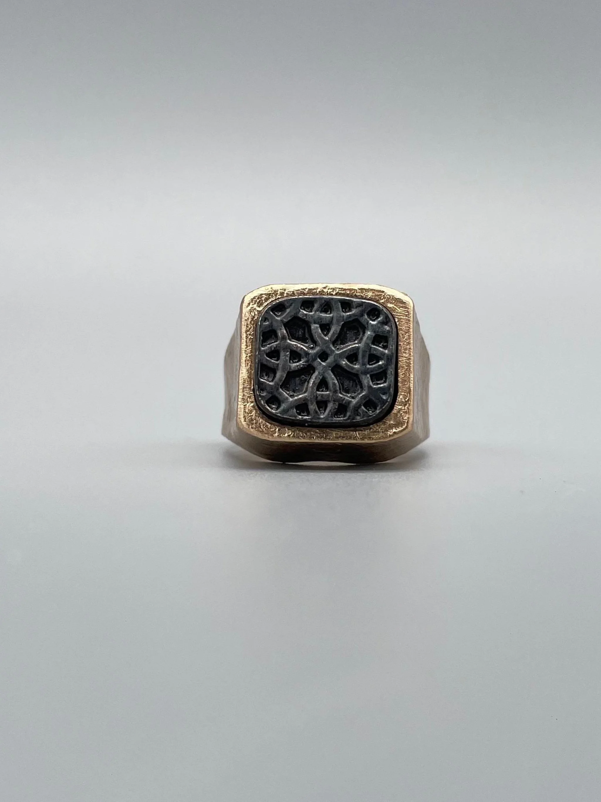 CōDICEDS bronze ring with interwoven motif and marble stone, Crepundia Gioielli Bologna