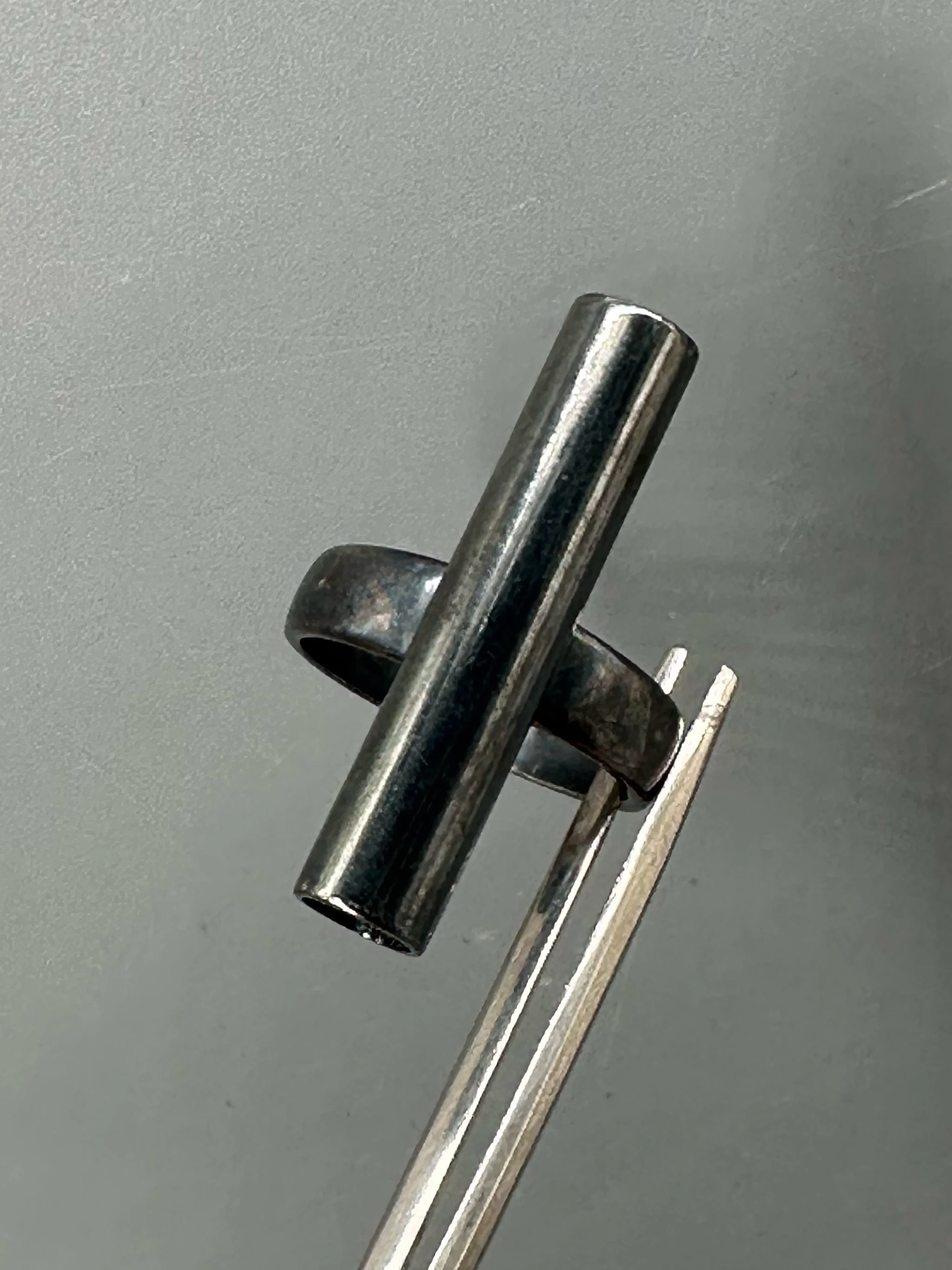 Anello Black Tube in argento al rutenio di HoAsen Jewelry.  Black Tube Ring in ruthenium-plated silver by HoAsen Jewelry.