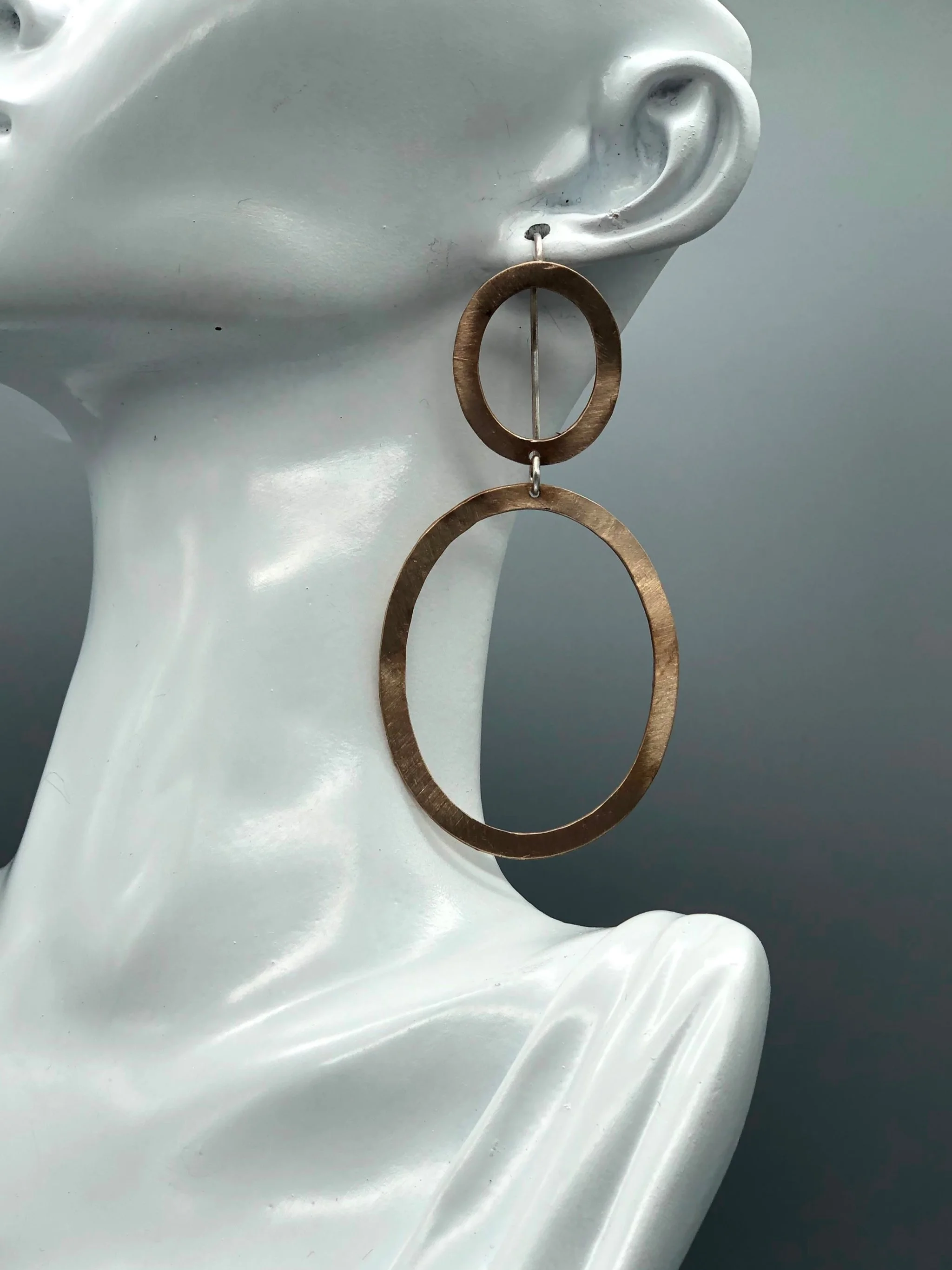 Orecchini Ovali Crepundia in bronzo e argento opaco, gioielli contemporanei dal design geometrico