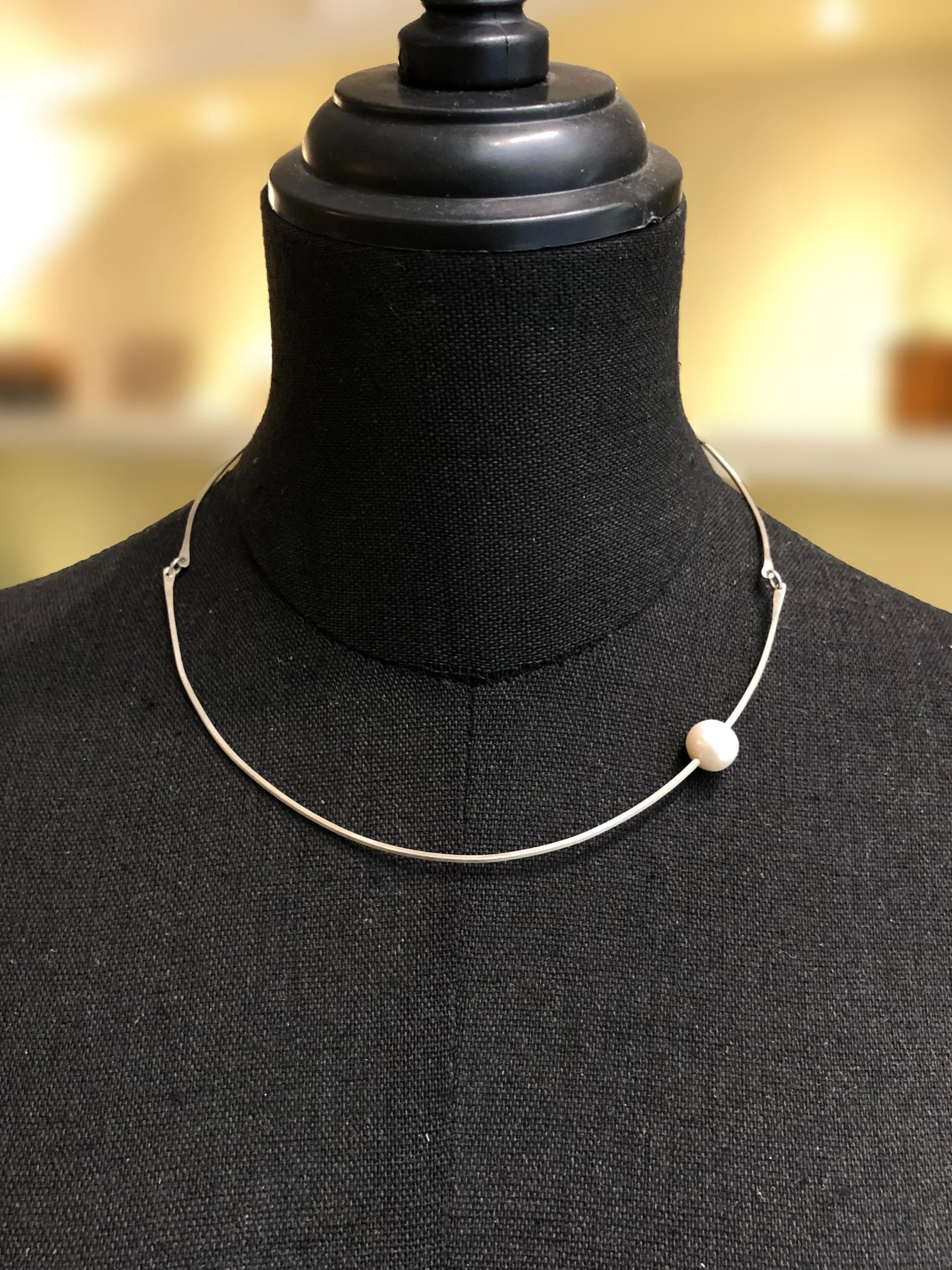 Collana girocollo Agadez in argento con perla singola, design minimale Crepundia