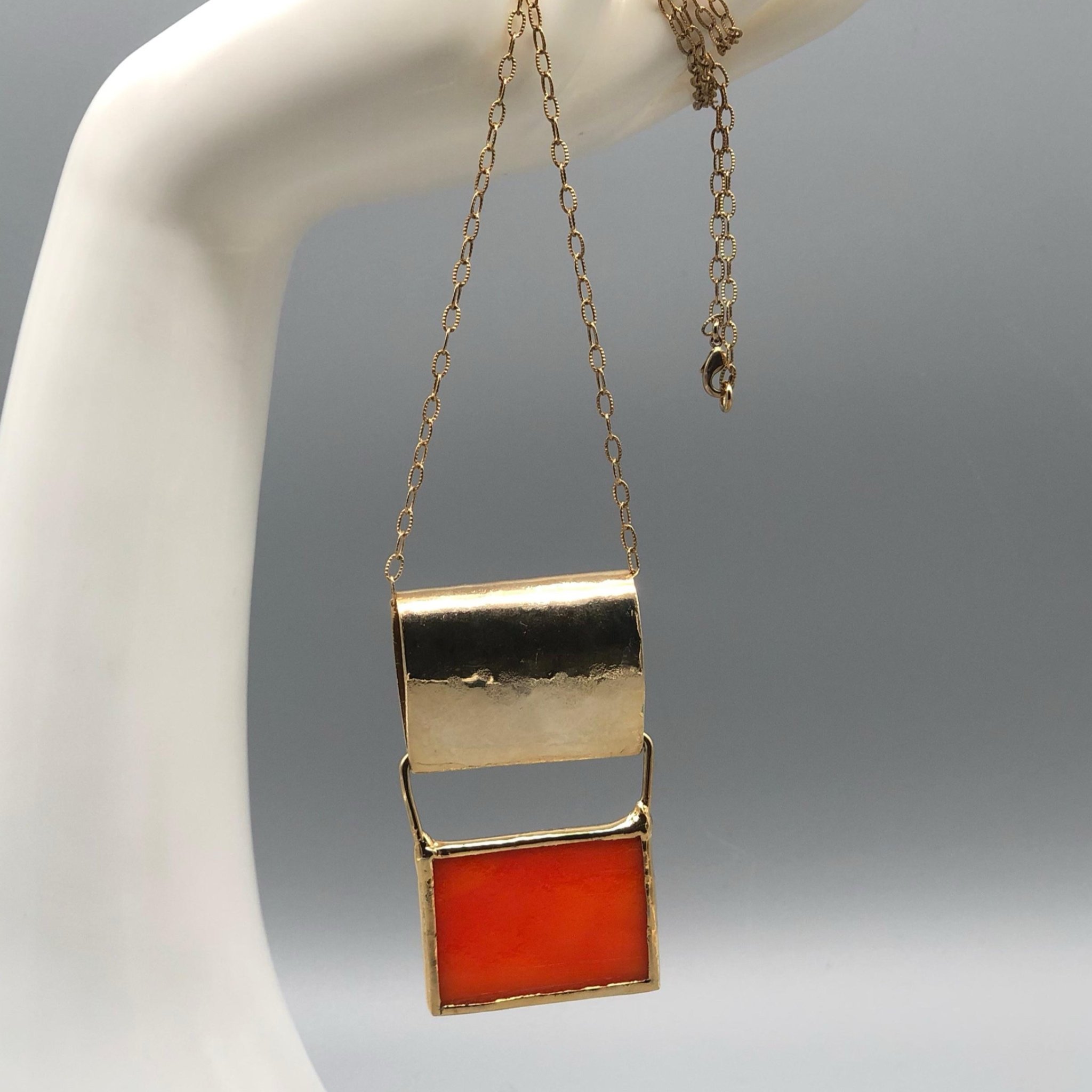 Anni Luce pendant necklace in gold-toned metal with red glass insert, contemporary jewelry Crepundia Gioielli Bologna
Collana con pendente Anni Luce in metallo dorato con inserto rettangolare in vetro rosso, gioielli contemporanei Crepundia Gioielli 