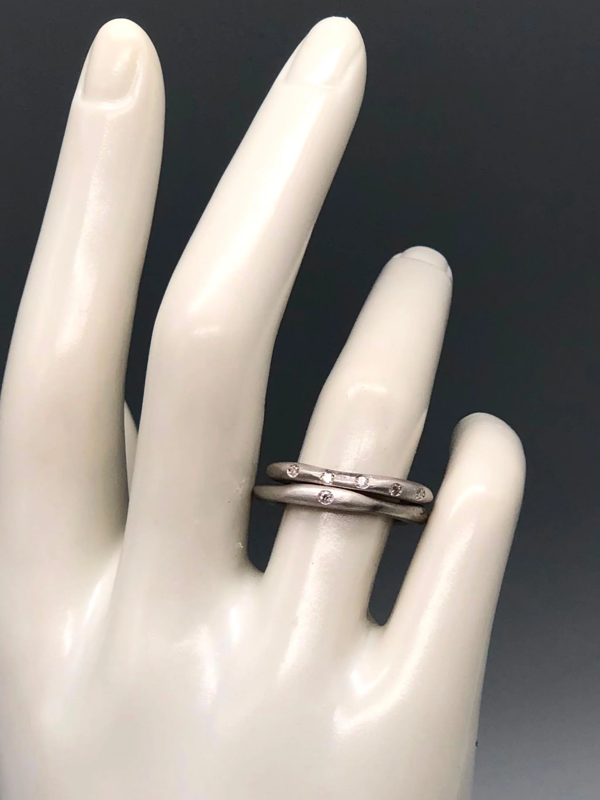 Anello Wave Diamond dal design contemporaneo con diamante. Wave Diamond contemporary ring featuring a diamond.