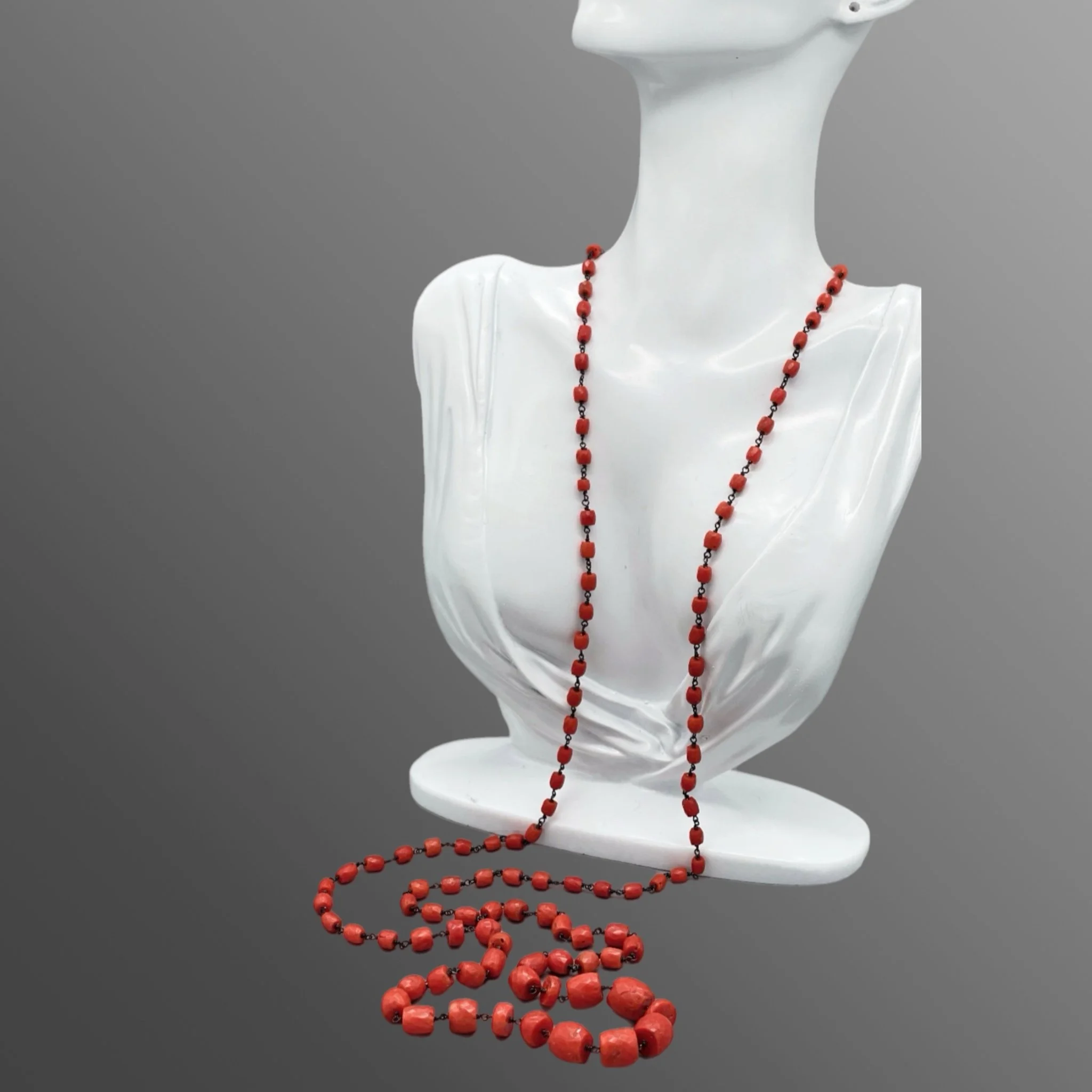 Collana in corallo del cliente — restyling su misura nel laboratorio Crepundia a Bologna

Client’s coral necklace — custom restyling in the Crepundia studio in Bologna