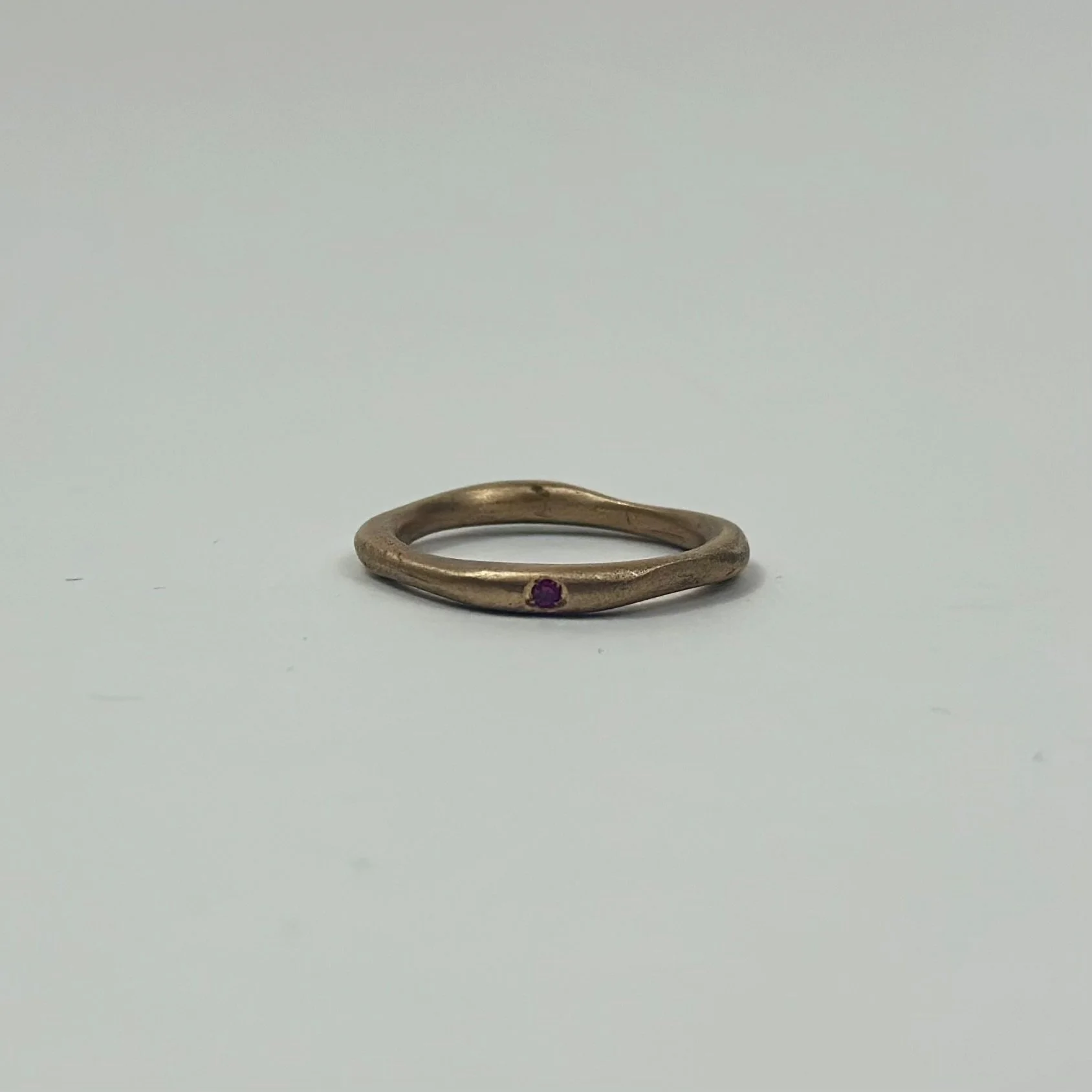 Anello Irregolare in bronzo con rubino, design sottile ed essenziale della collezione Essentia Crepundia Gioielli