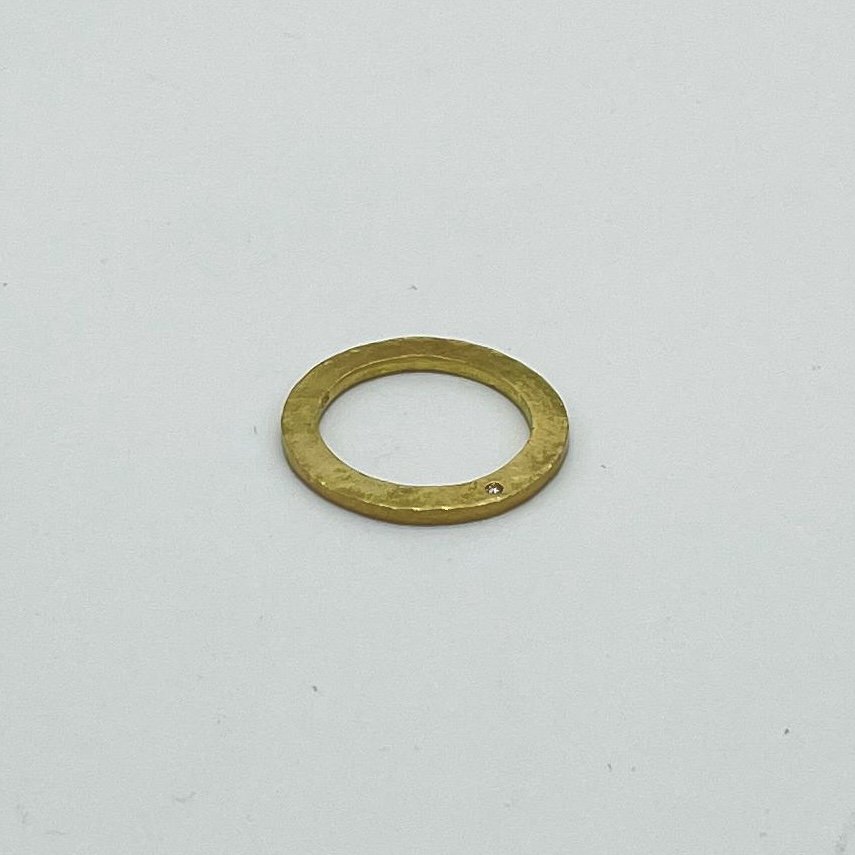 Anello Lucia in oro giallo 18 carati opaco, design non convenzionale con piccolo diamante – Collezione .Oro Crepundia Gioielli
