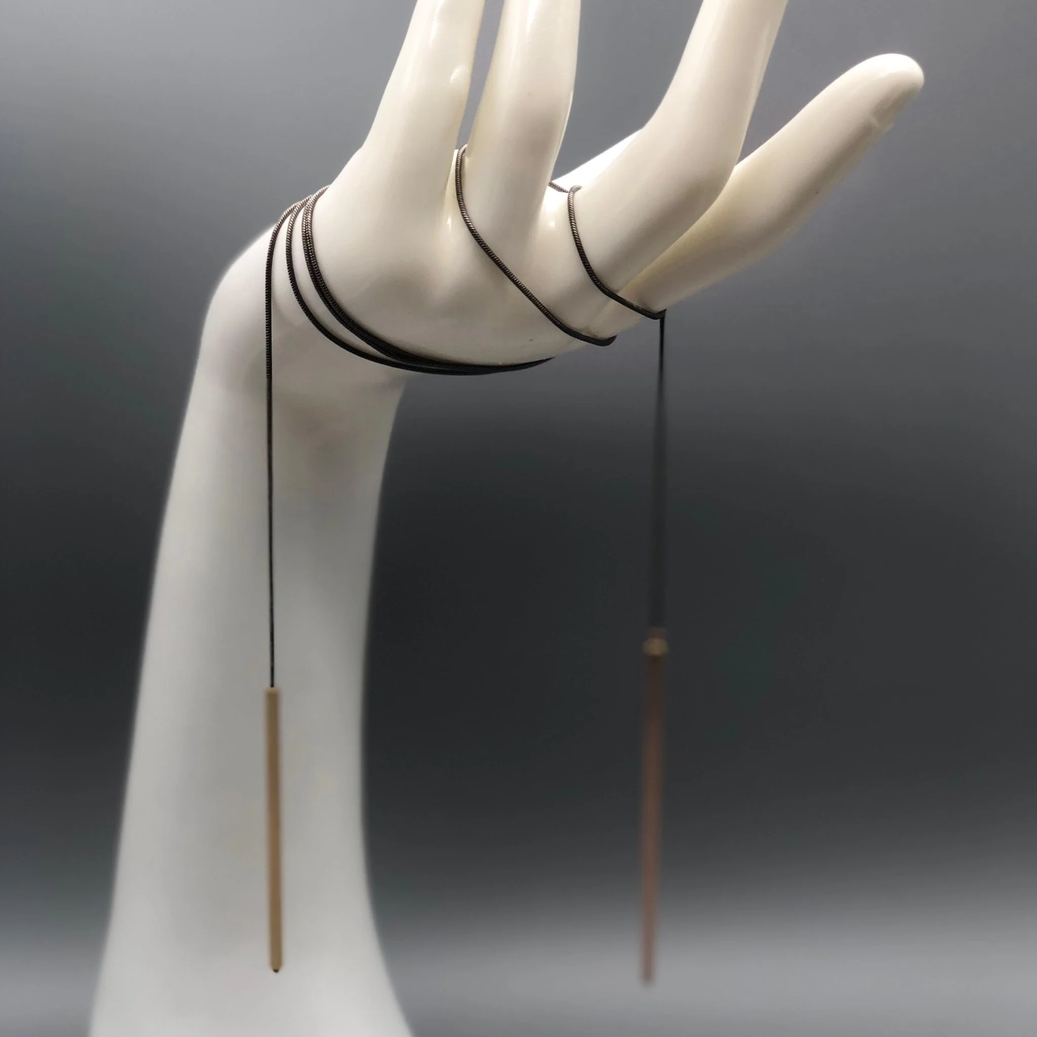 Collana, composizione essenziale e sviluppo verticale.
EL Gioielli — Crepundia Gioielli Bologna.

Necklace, essential composition and vertical development.
EL Gioielli — Crepundia Gioielli Bologna.