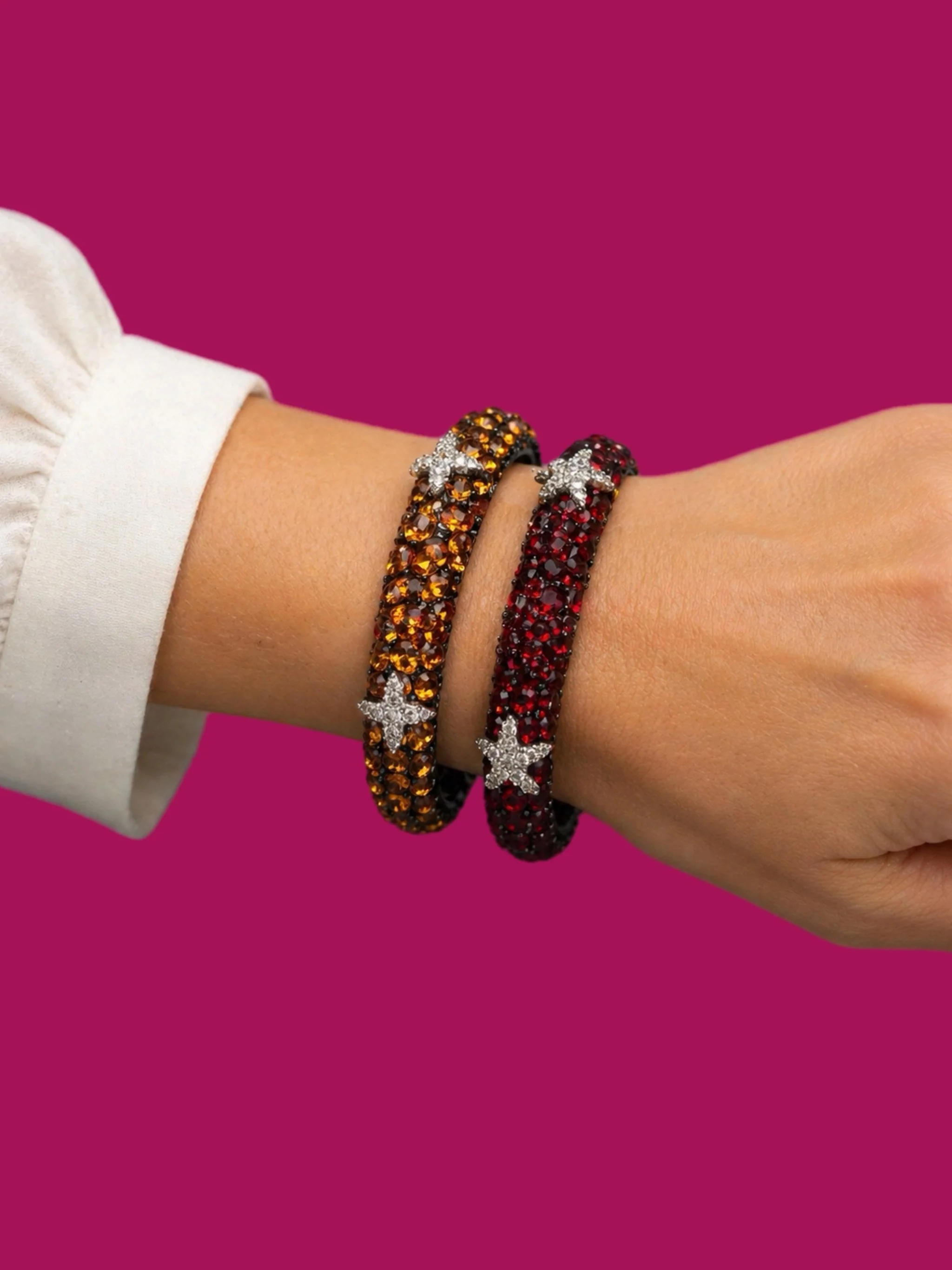 Kenneth Jay Lane crystal bracelets worn stacked on wrist, costume jewelry, Crepundia Gioielli Bologna
Bracciali Kenneth Jay Lane in cristalli indossati insieme al polso, costume jewelry, Crepundia Gioielli Bologna