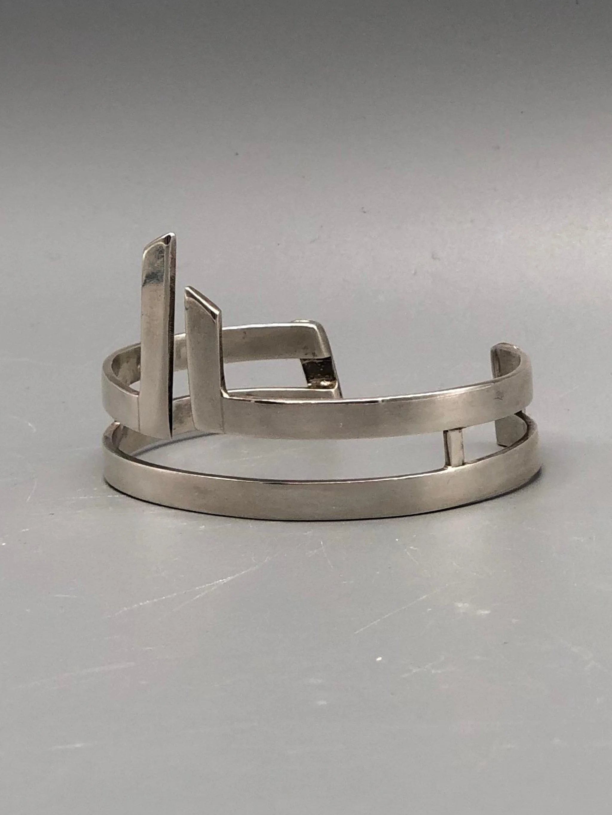 Sterling silver rigid cuff bracelet by Ariadna Segafredo for Crepundia Gioielli.