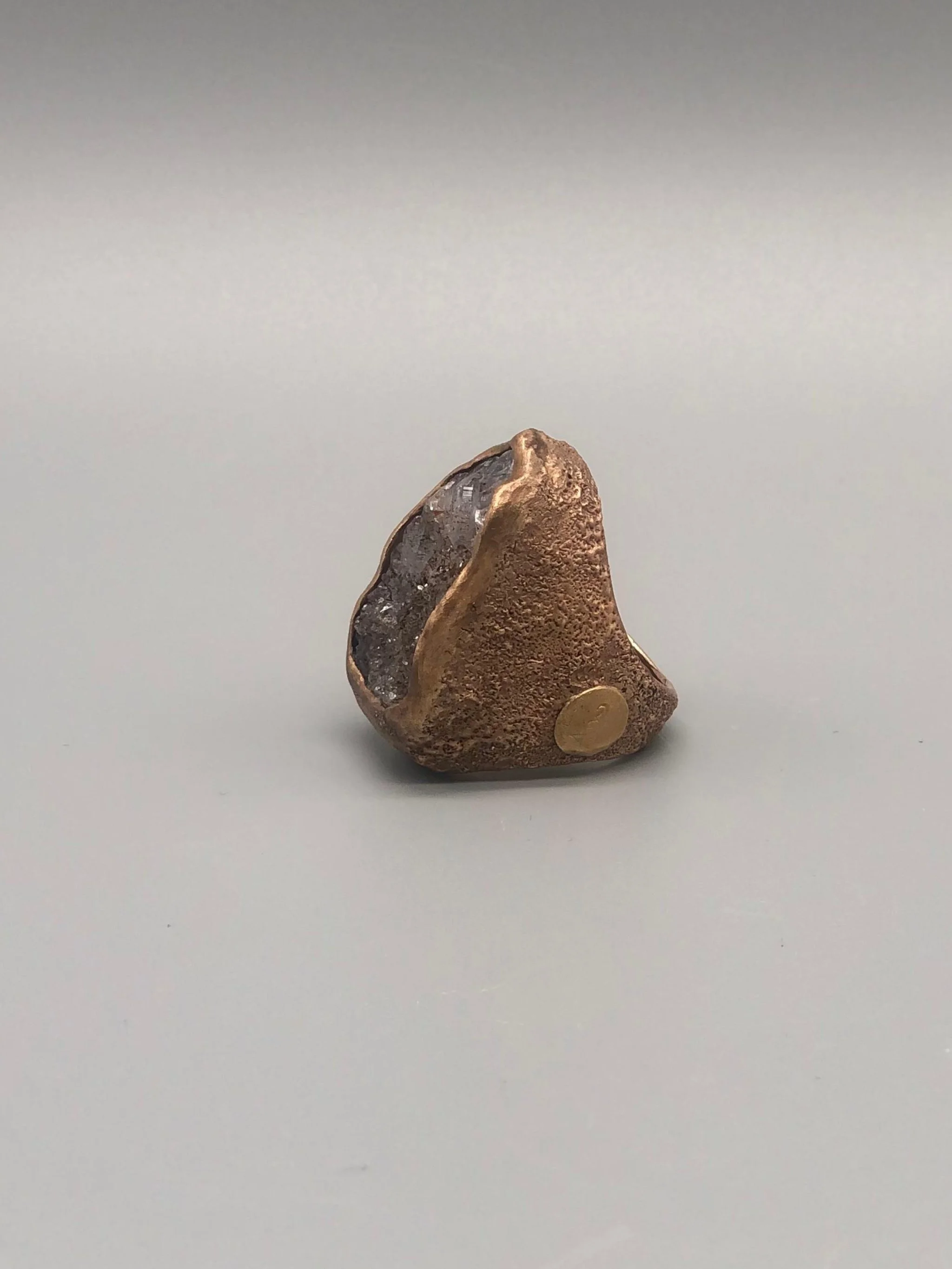 Bronze ring with raw sculptural form and natural amethyst pavé detail, minimal yet expressive design — Padma — Crepundia Bologna, contrast between rough material and precious surface