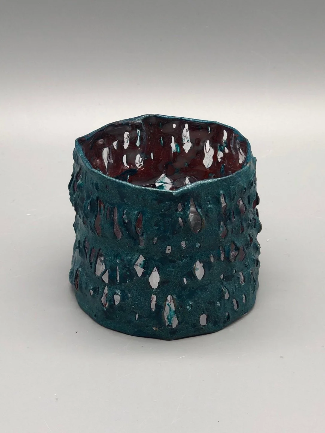 Bracciali in plastica riciclata con pigmenti metallizzati, superfici materiche e volumi irregolari che definiscono una presenza scultorea e contemporanea — Giovanna Ussani, Crepundia Gioielli — Crepundia Bologna
Bracelets in recycled plastic with met