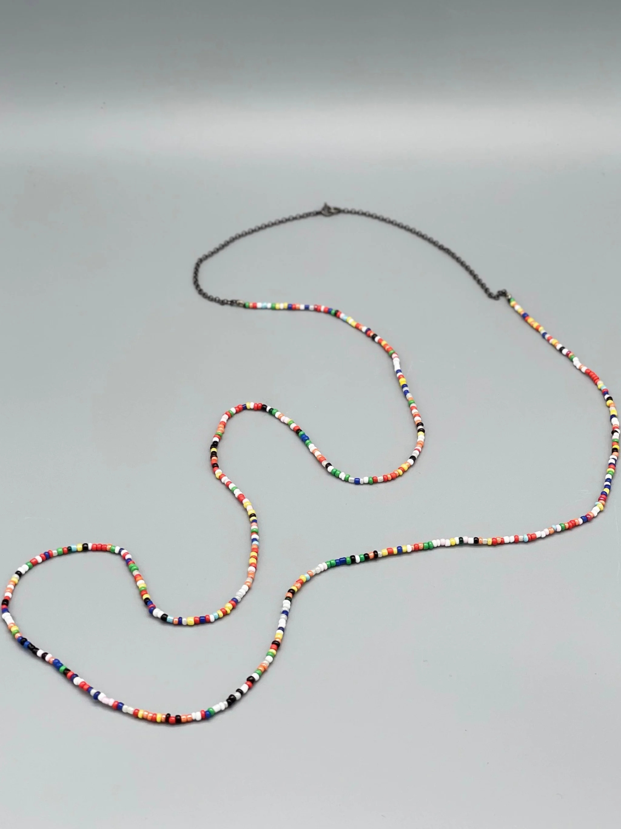 Collana in vetro contemporaneo e argento brunito, 80 cm, Crepundia Gioielli — parte della selezione The Edit.