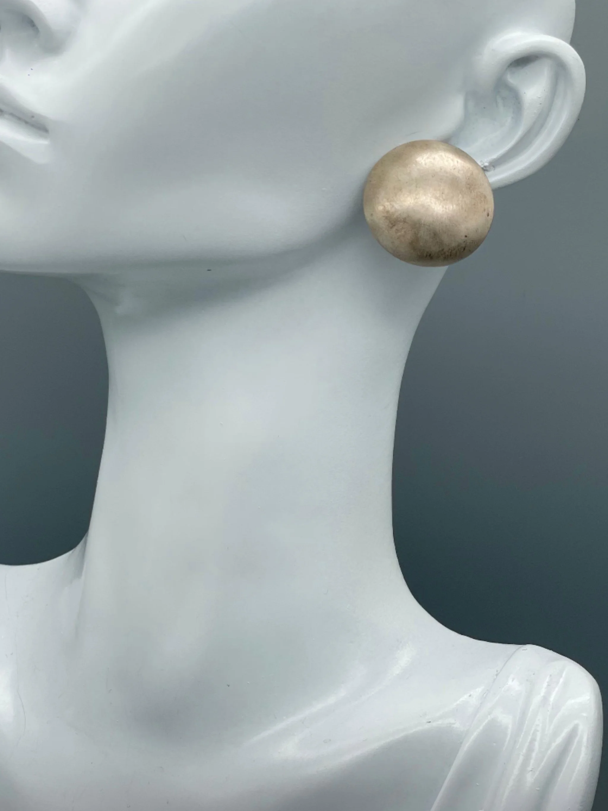 Marrakech earrings by Crepundia Gioielli Bologna in matte sterling silver with essential curved contemporary design