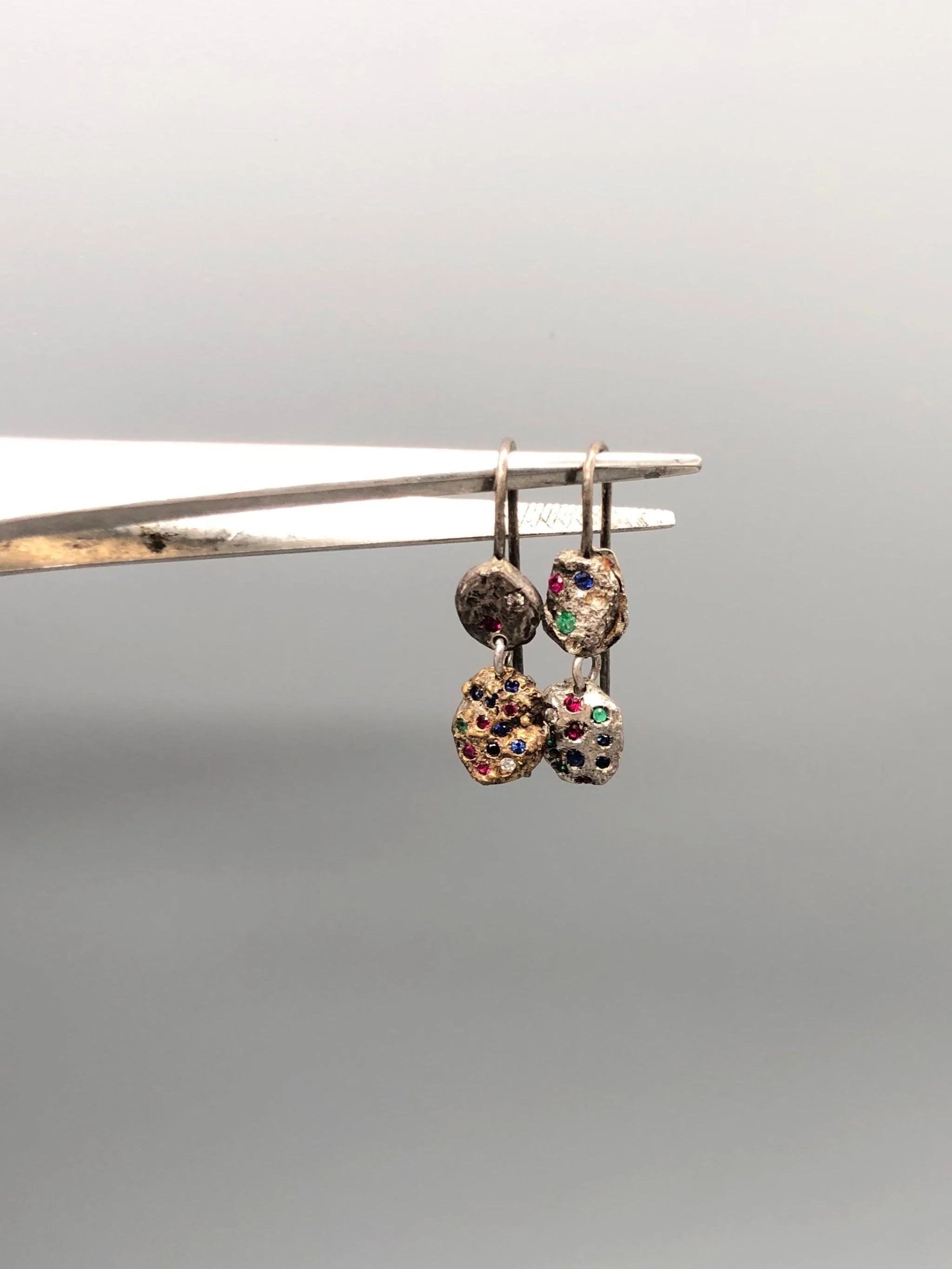Tracce earrings in silver and bronze with coloured gemstones, Crepundia Gioielli.