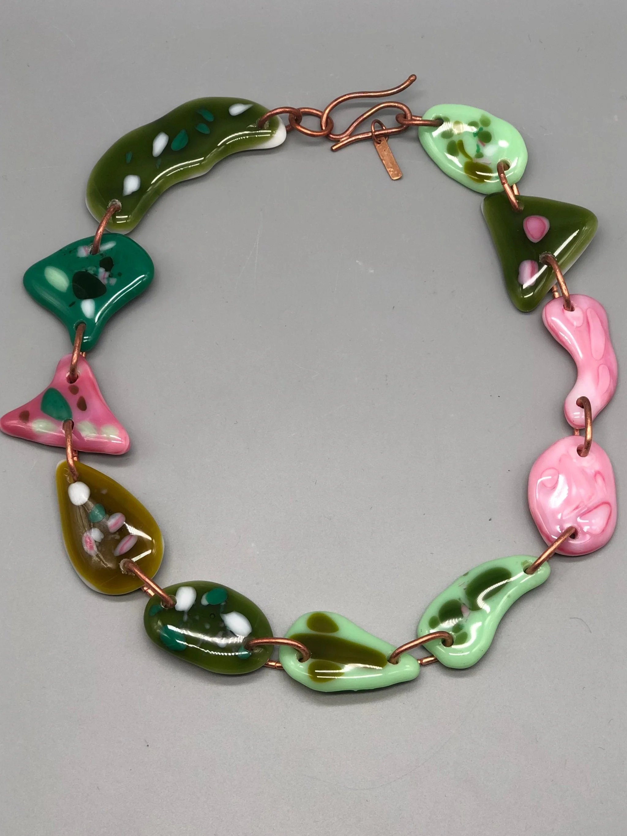 Manumara Murano glass and copper necklace in green and pink for Crepundia Gioielli Bologna. / Collana Manumara in vetro Murano e rame verde e rosa per Crepundia Gioielli Bologna.