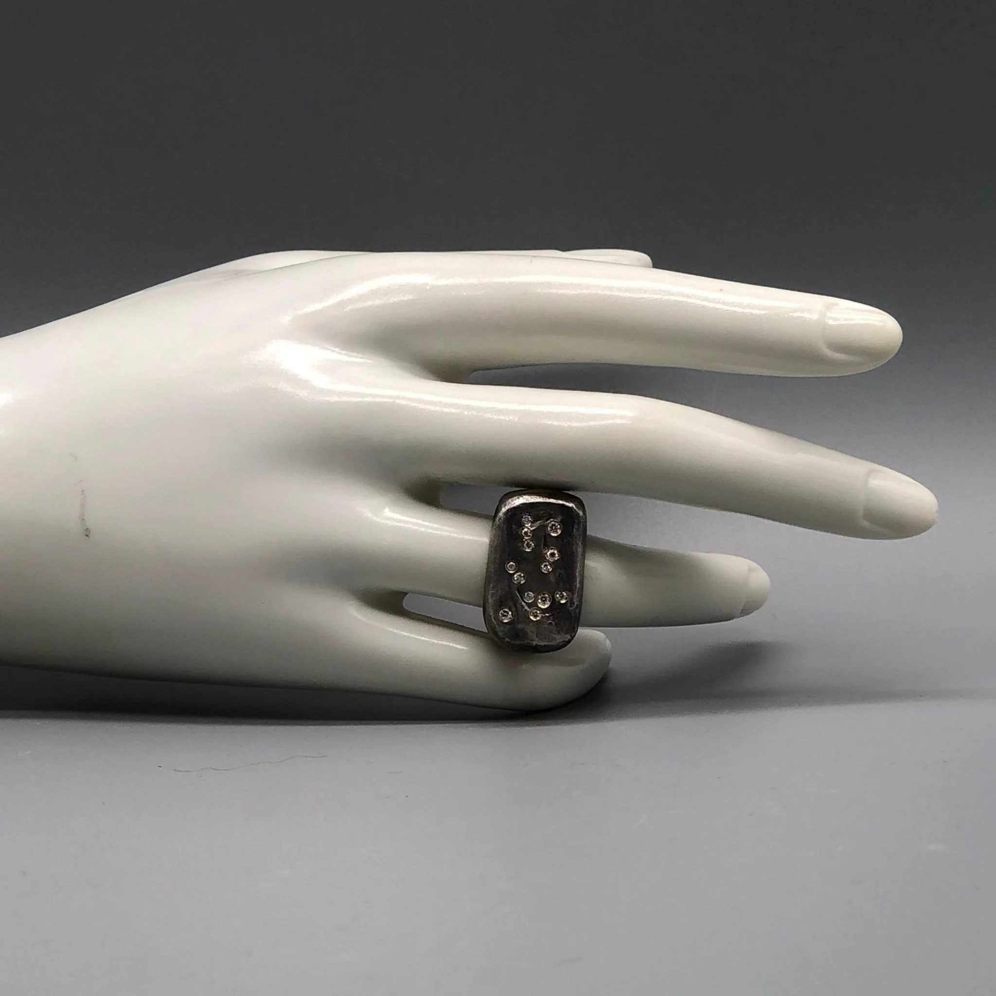 Anello in argento brunito con piccoli diamanti, Crepundia Gioielli — Crepundia Bologna
Burnished silver ring with small diamonds, Crepundia Gioielli — Crepundia Bologna