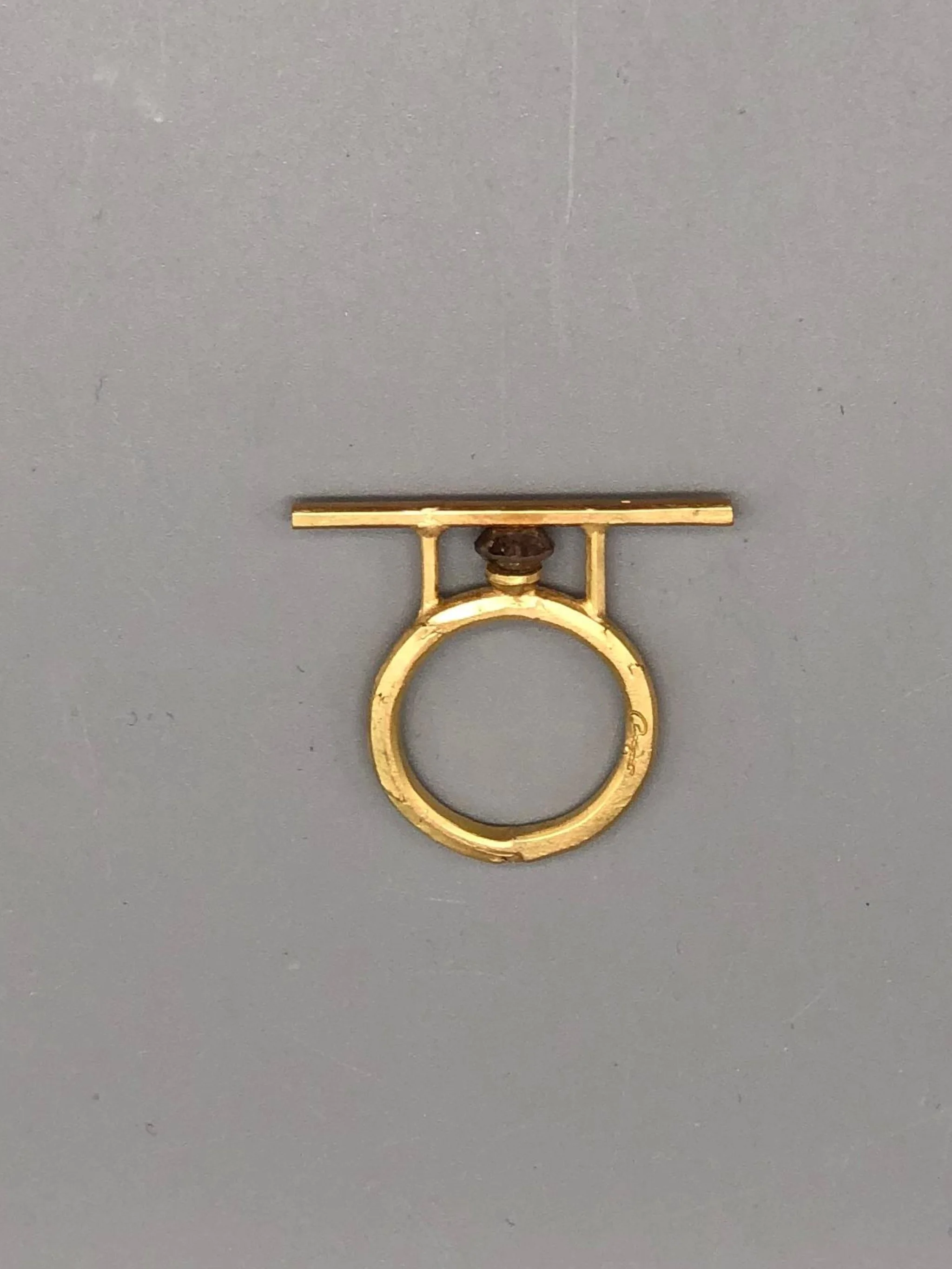 Marco Mangàni Barra Ring with grey diamond in matte 18k gold – Crepundia Gioielli Bologna