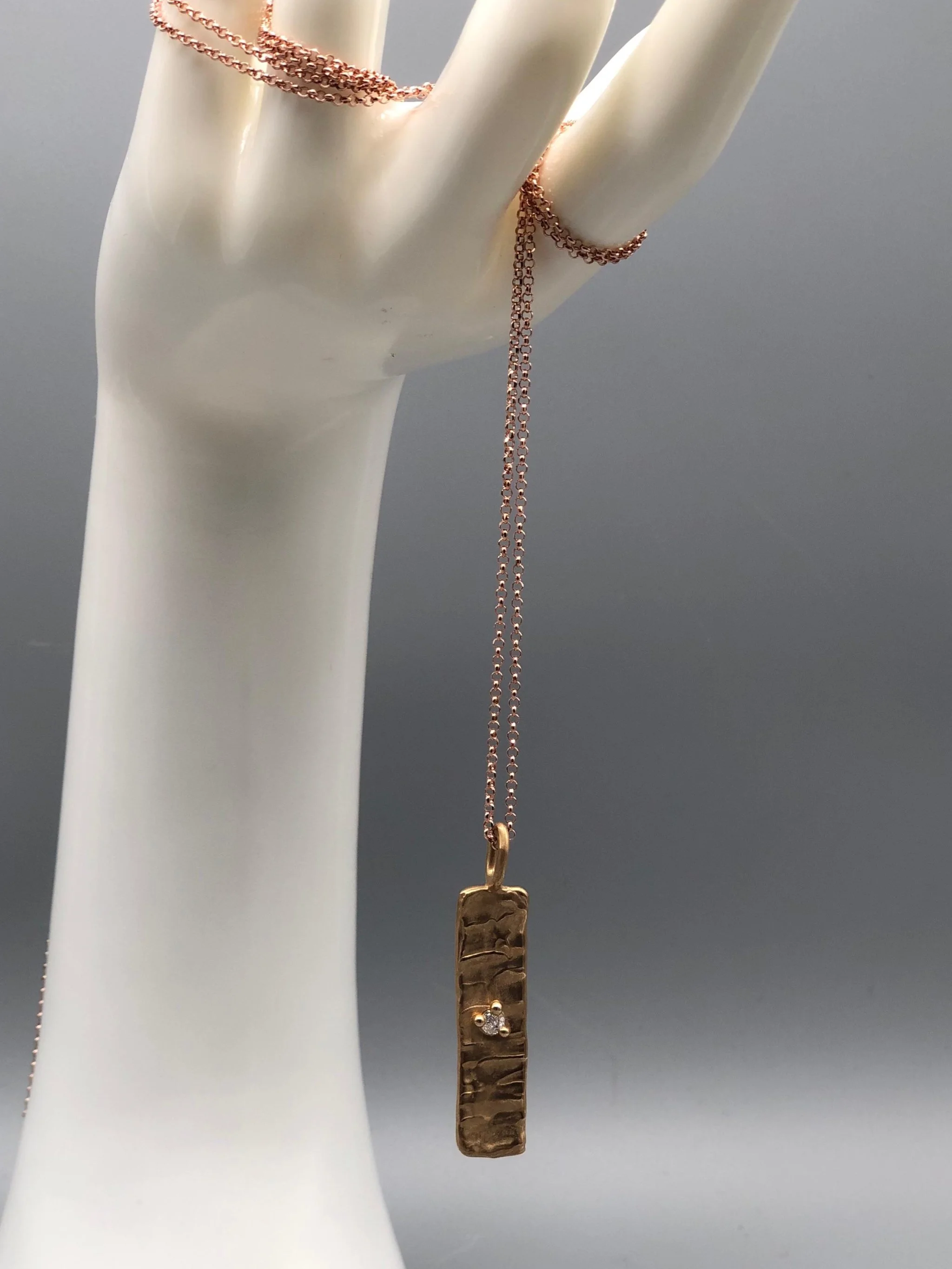 Ciondolo Bronzo e Zirconi
Bronze and Zircon Pendant

Floret Gioielli per Crepundia Gioielli Bologna
Floret Jewelry at Crepundia Gioielli Bologna