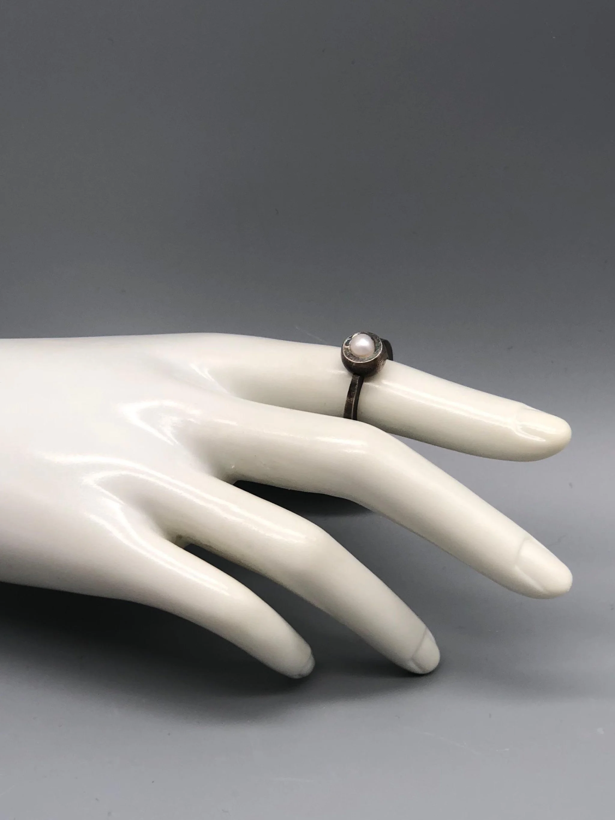 Contemporah Bulls rings in oxidized sterling silver with Japanese pearl — Crepundia Gioielli Bologna