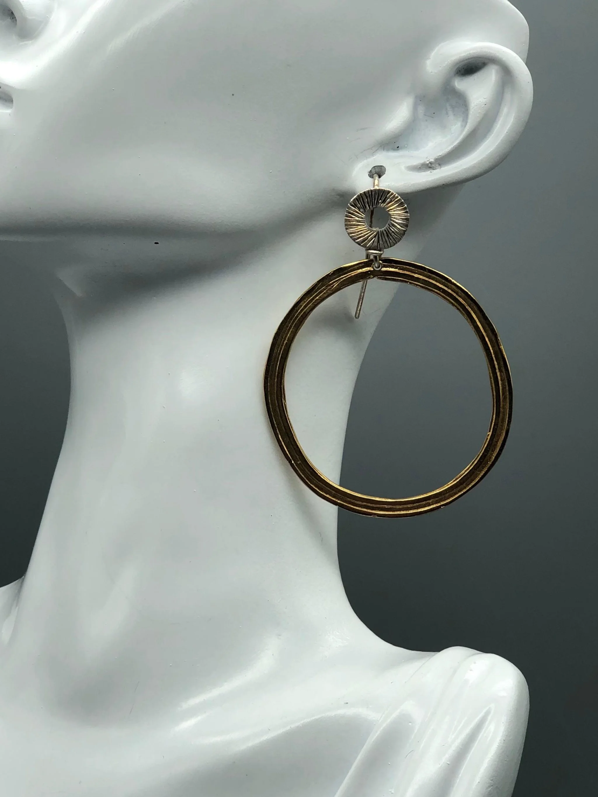 Orecchini Cerchio argento e bronzo placcato oro 18 carati Crepundia Gioielli — Crepundia Bologna contemporary circular structure earrings