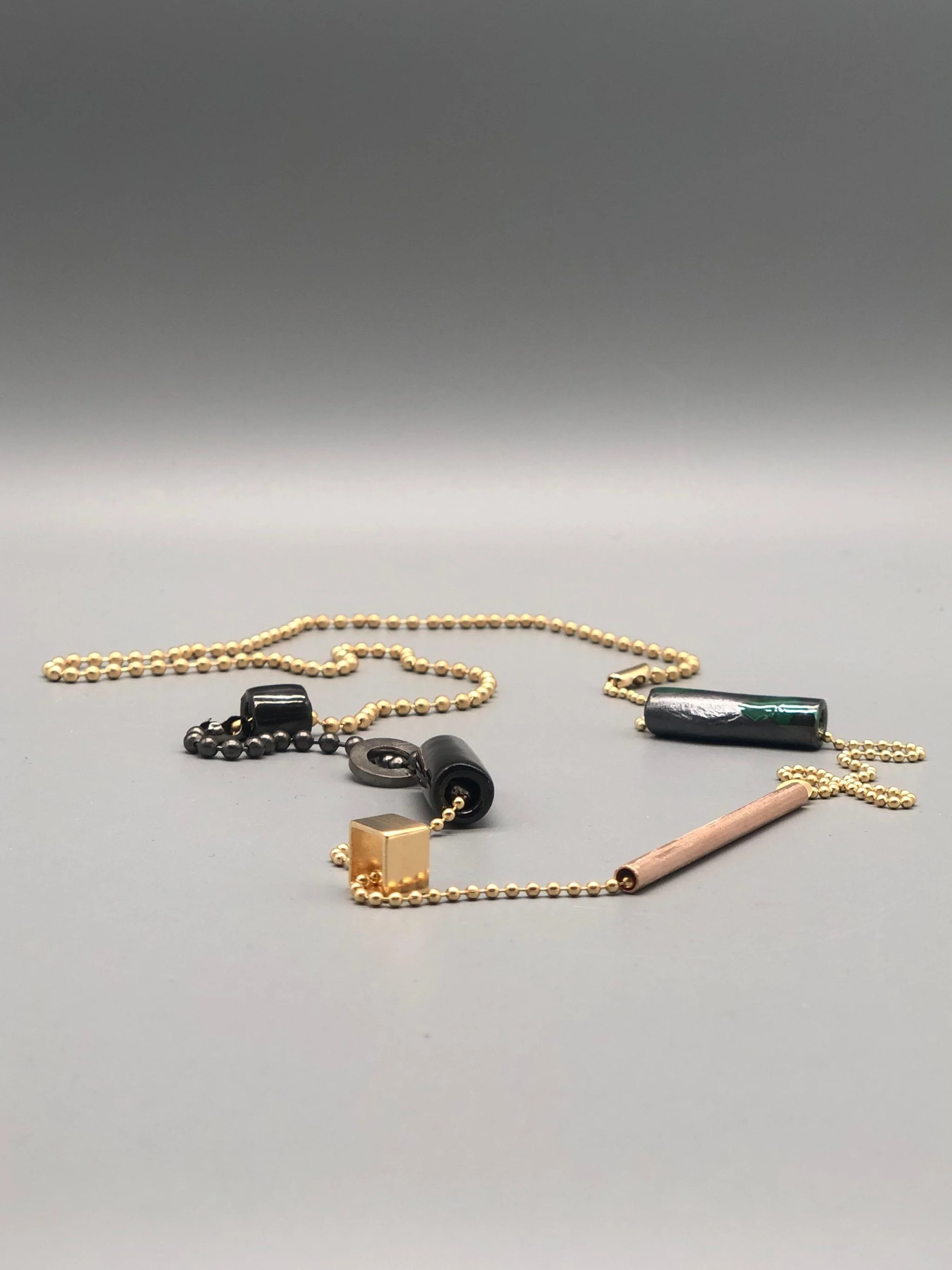 Collana in ottone placcato oro giallo e rosa con elementi in ceramica, design contemporaneo EL Gioielli per Crepundia Gioielli Bologna