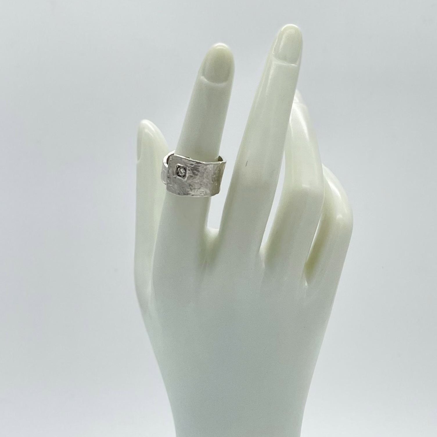 Anello Wilda in argento con diamante Crepundia Gioielli, design materico ed essenziale.