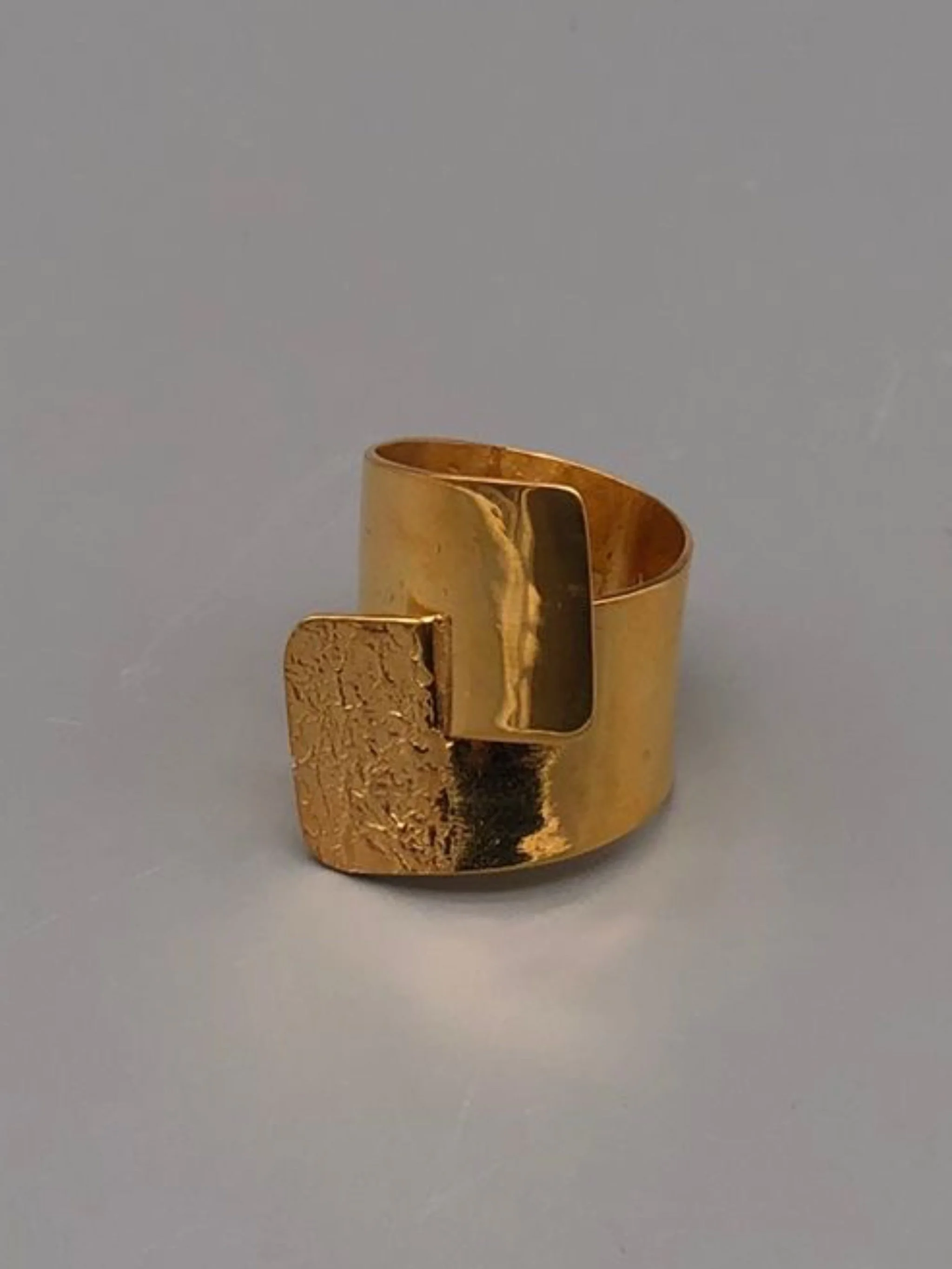 HoAsen Jewelry gold-plated sterling silver statement ring with layered geometric surfaces — Crepundia Gioielli Bologna