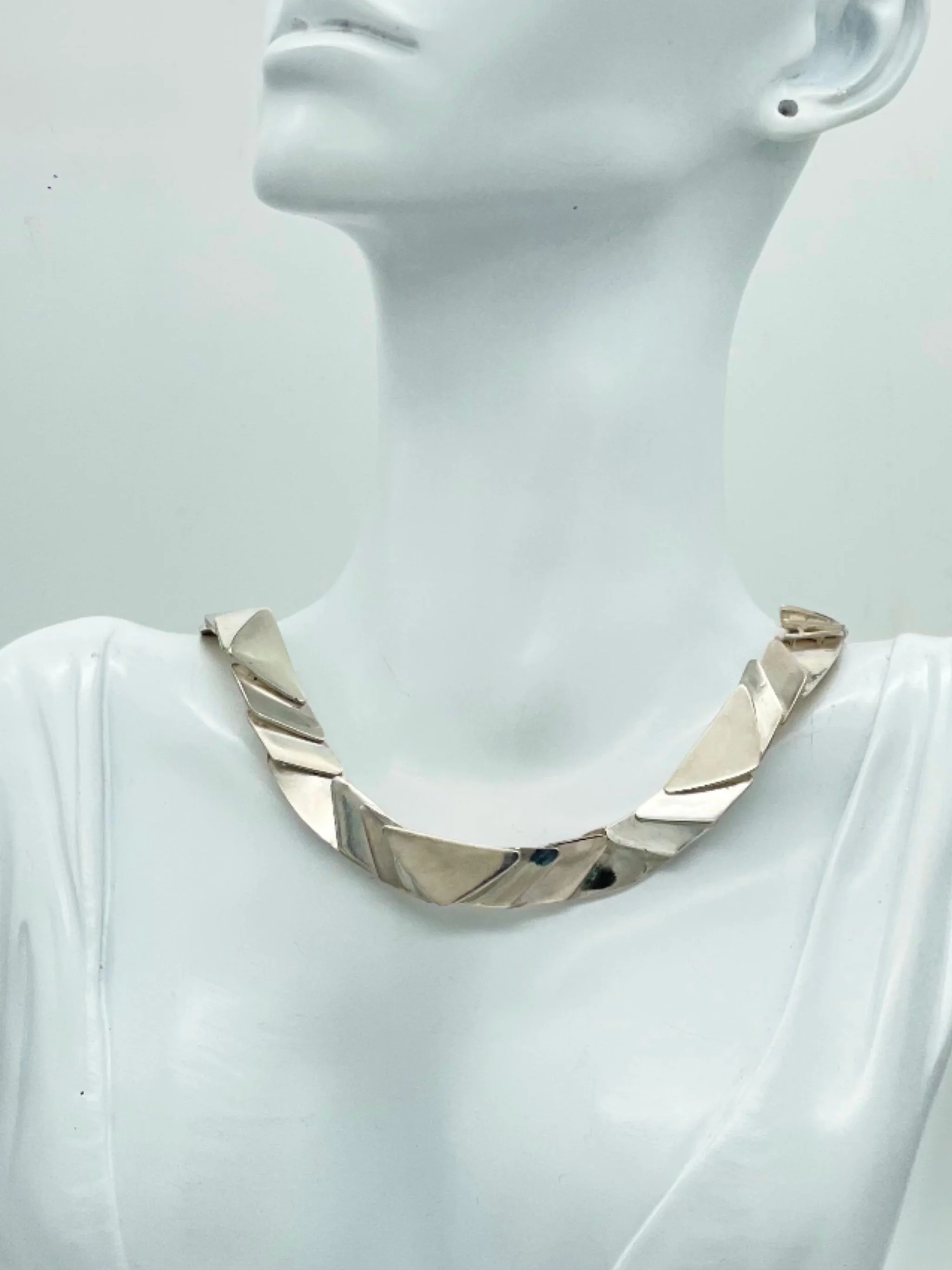 V Articolata necklace by Ariadna Segafredo for Crepundia Gioielli Bologna in sterling silver. Sculptural silver necklace worn on the body.