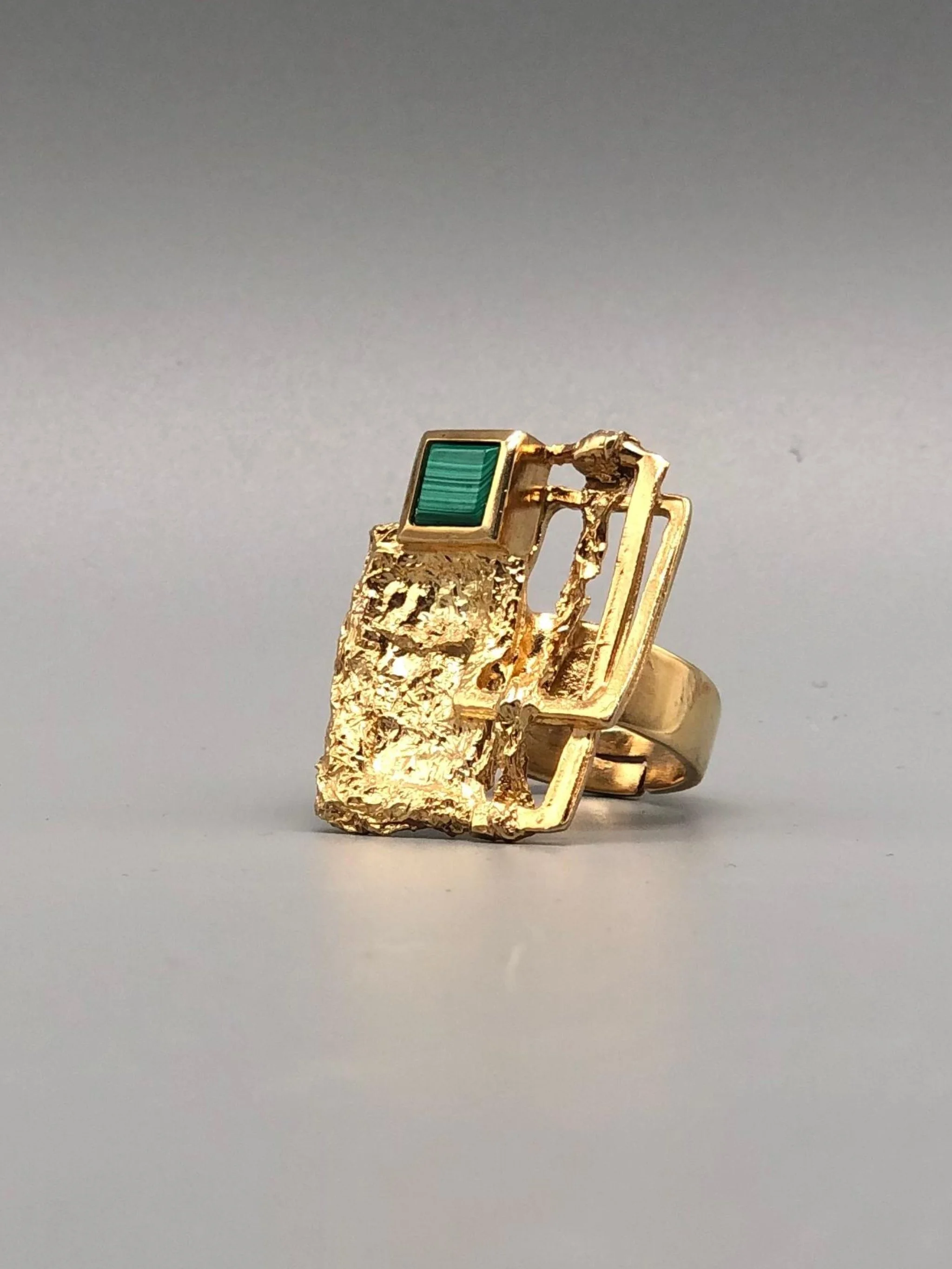 HoAsen Jewelry gold-plated sterling silver ring with malachite and textured sculptural surface — Crepundia Gioielli Bologna