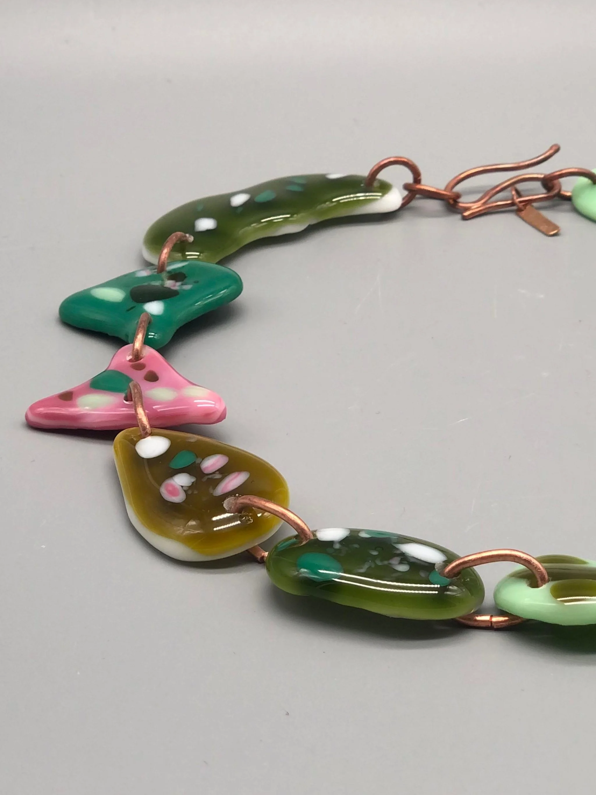 Manumara Murano glass and copper necklace in green and pink for Crepundia Gioielli Bologna. / Collana Manumara in vetro Murano e rame verde e rosa per Crepundia Gioielli Bologna.