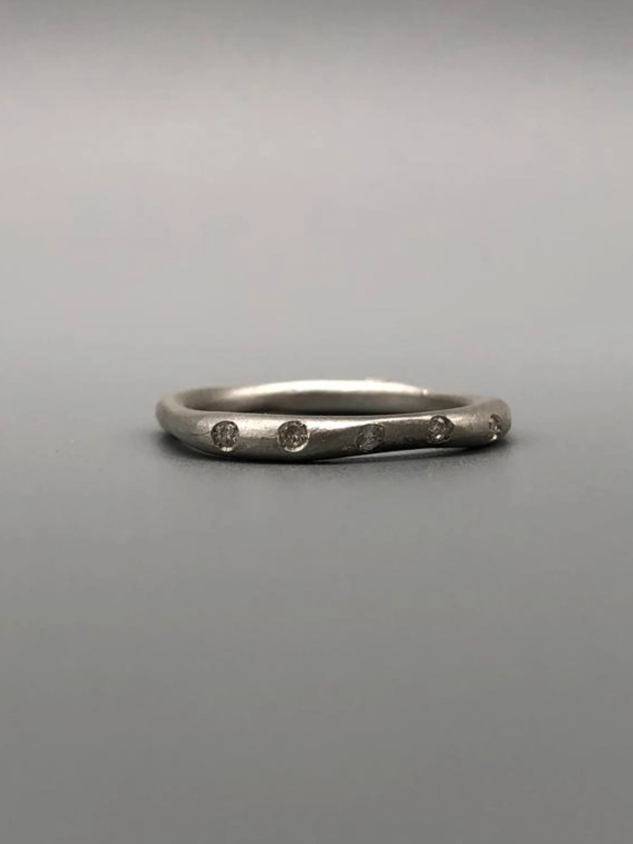 Full Wave ring in matte 925 sterling silver with brilliant-cut diamonds, contemporary jewellery by Crepundia.