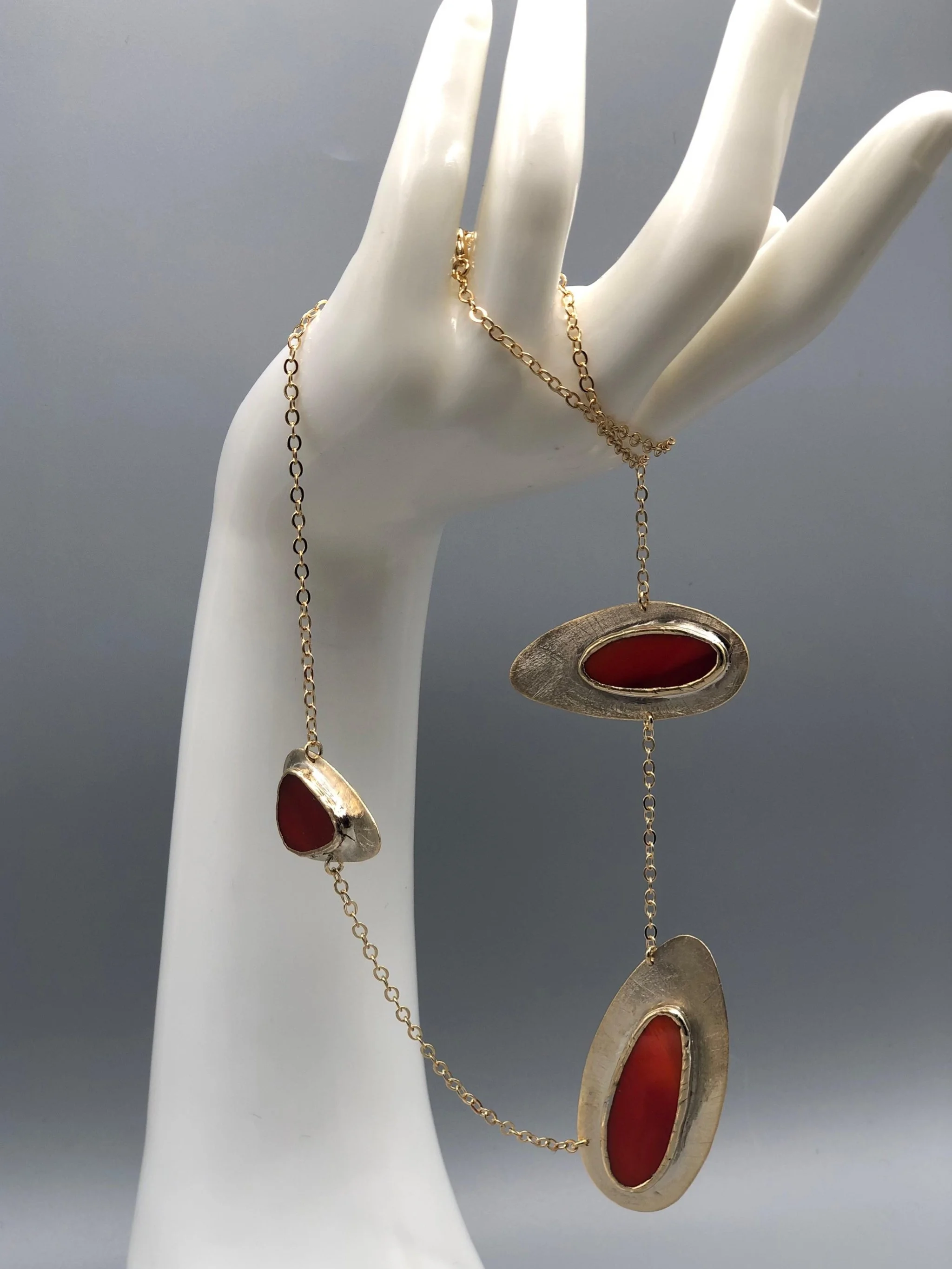 Anni Luce red and gold necklace with Murano glass elements, gold-plated brass contemporary jewelry, Crepundia Gioielli Bologna