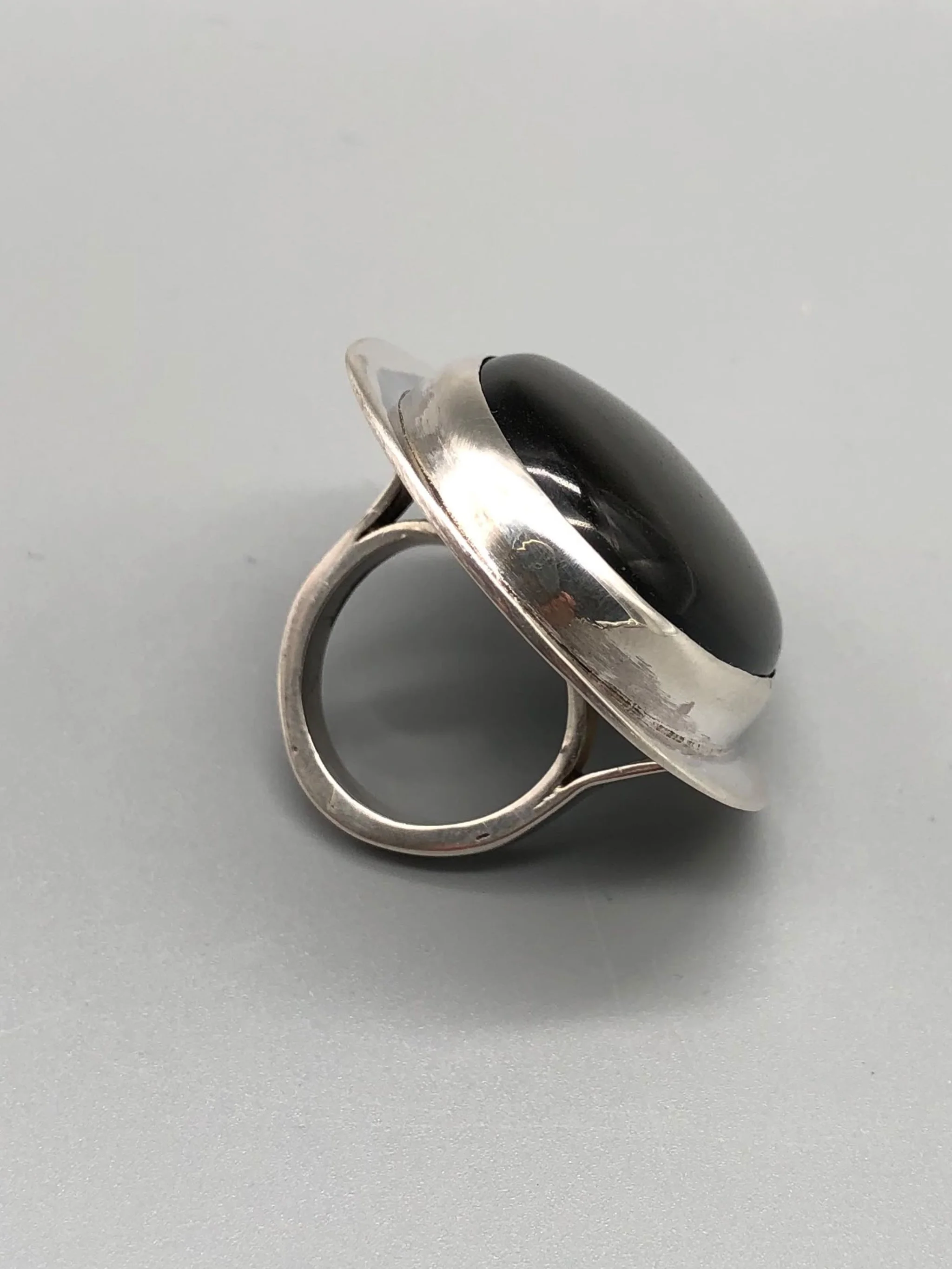 Ariadna Segafredo, Anello Ossidiana, presso Crepundia Gioielli