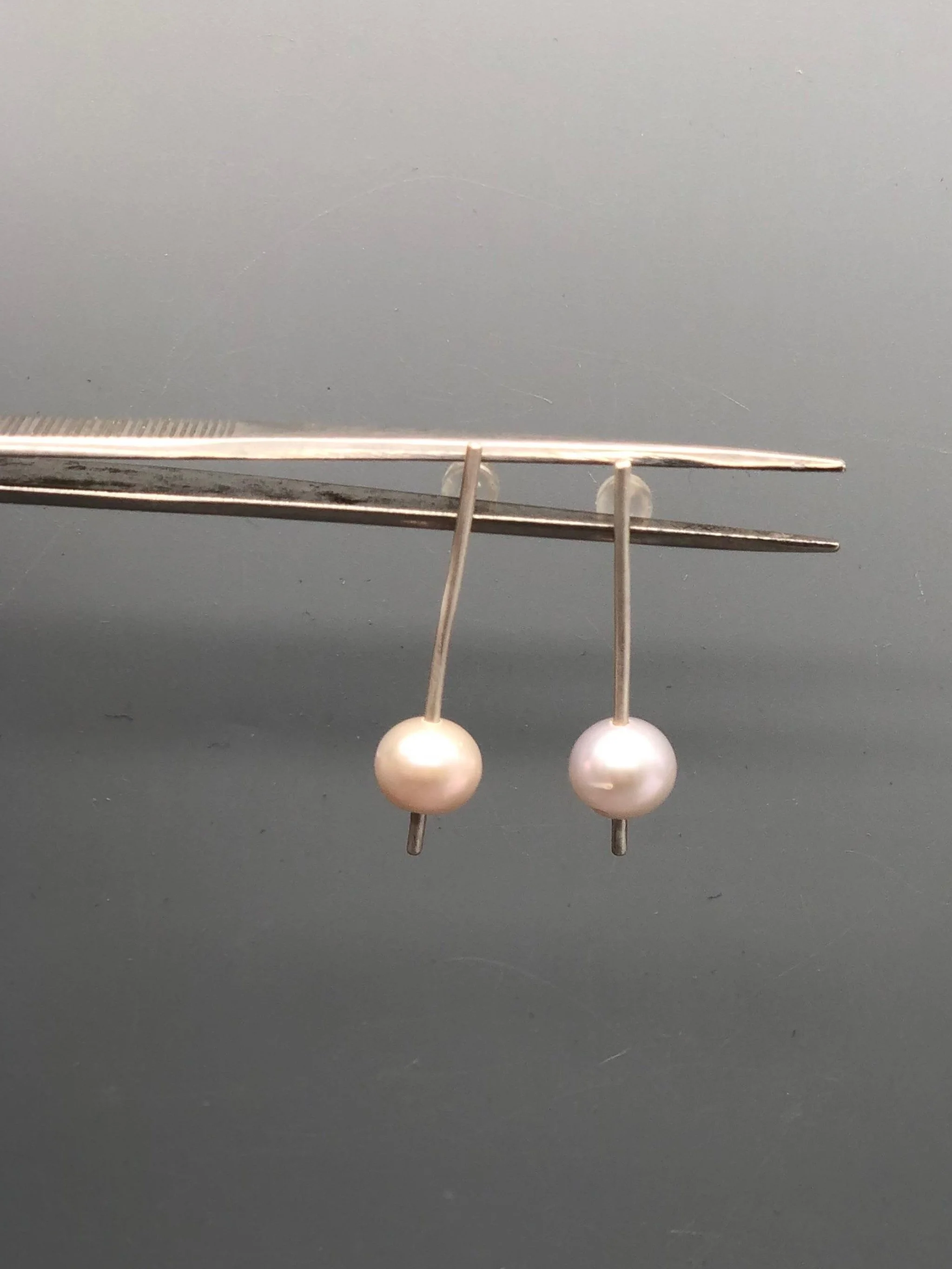 Minimal sterling silver earrings with natural white pearls on linear bars, handcrafted in the Crepundia Modena workshop — Crepundia Bologna