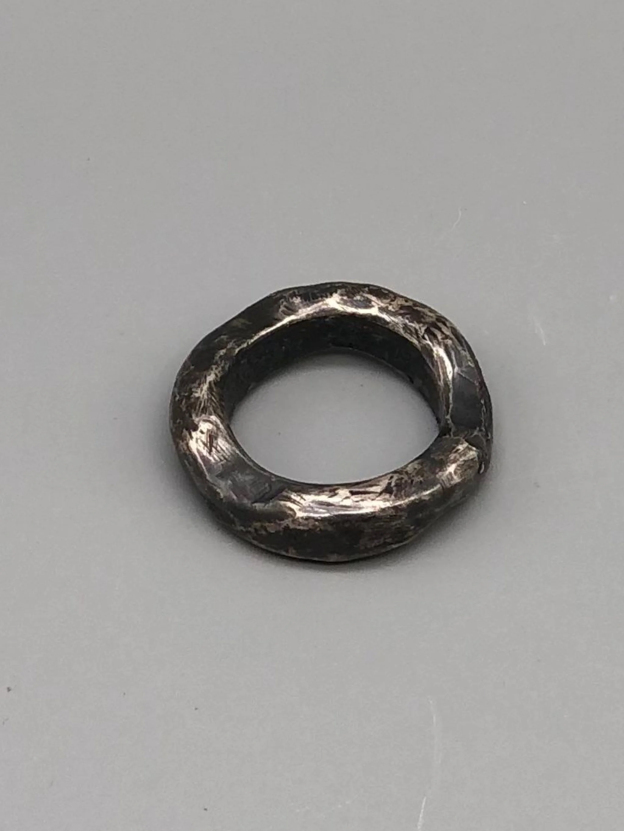 Anello Lingotto in argento brunito, forma organica, Crepundia Gioielli Bologna