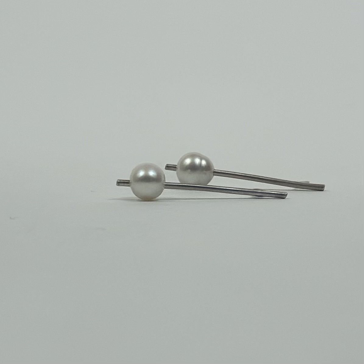 Orecchini Fiamma in argento 925 con perle bianche. Crepundia Gioielli