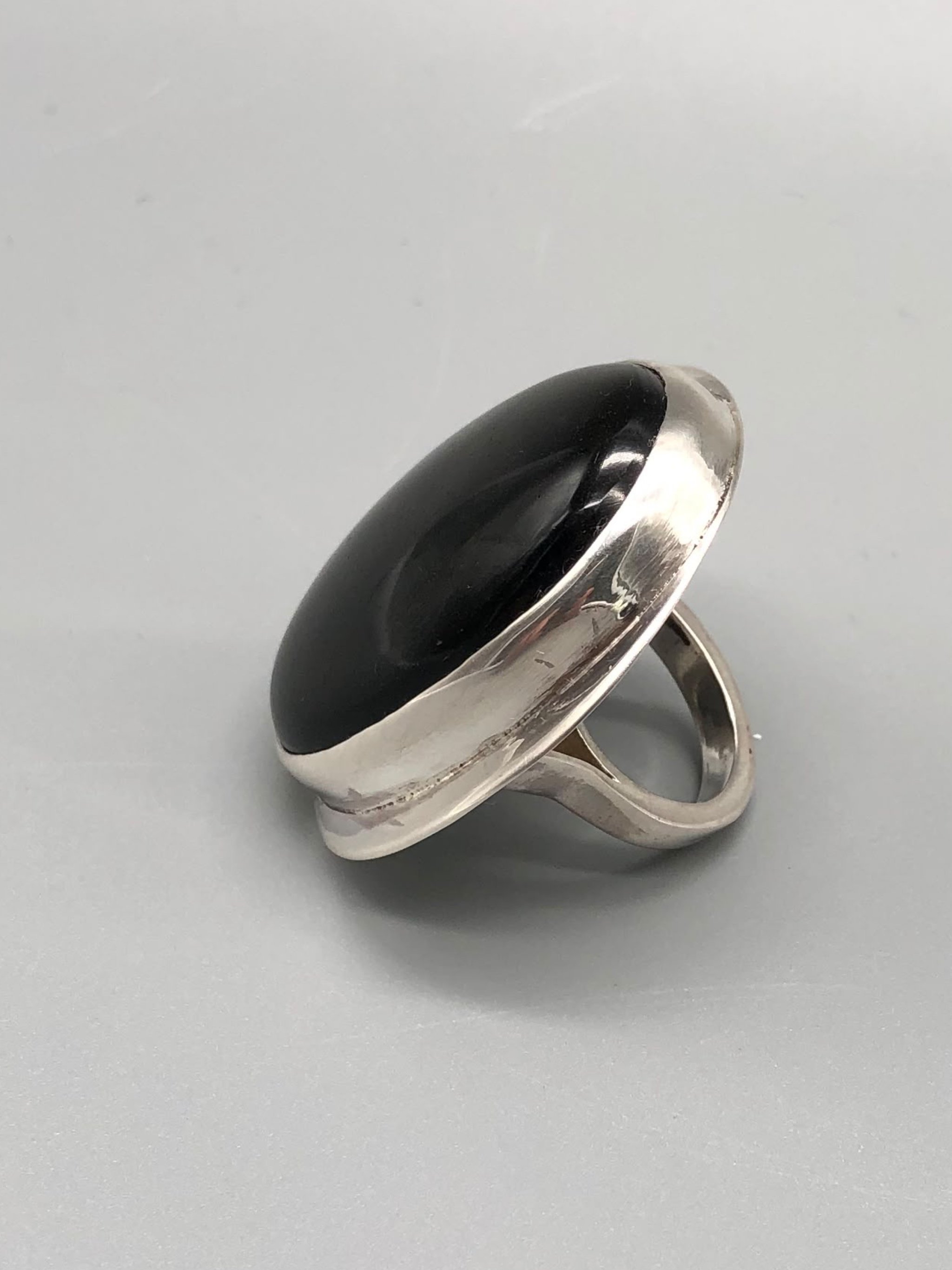 Ariadna Segafredo, Anello Ossidiana, presso Crepundia Gioielli
