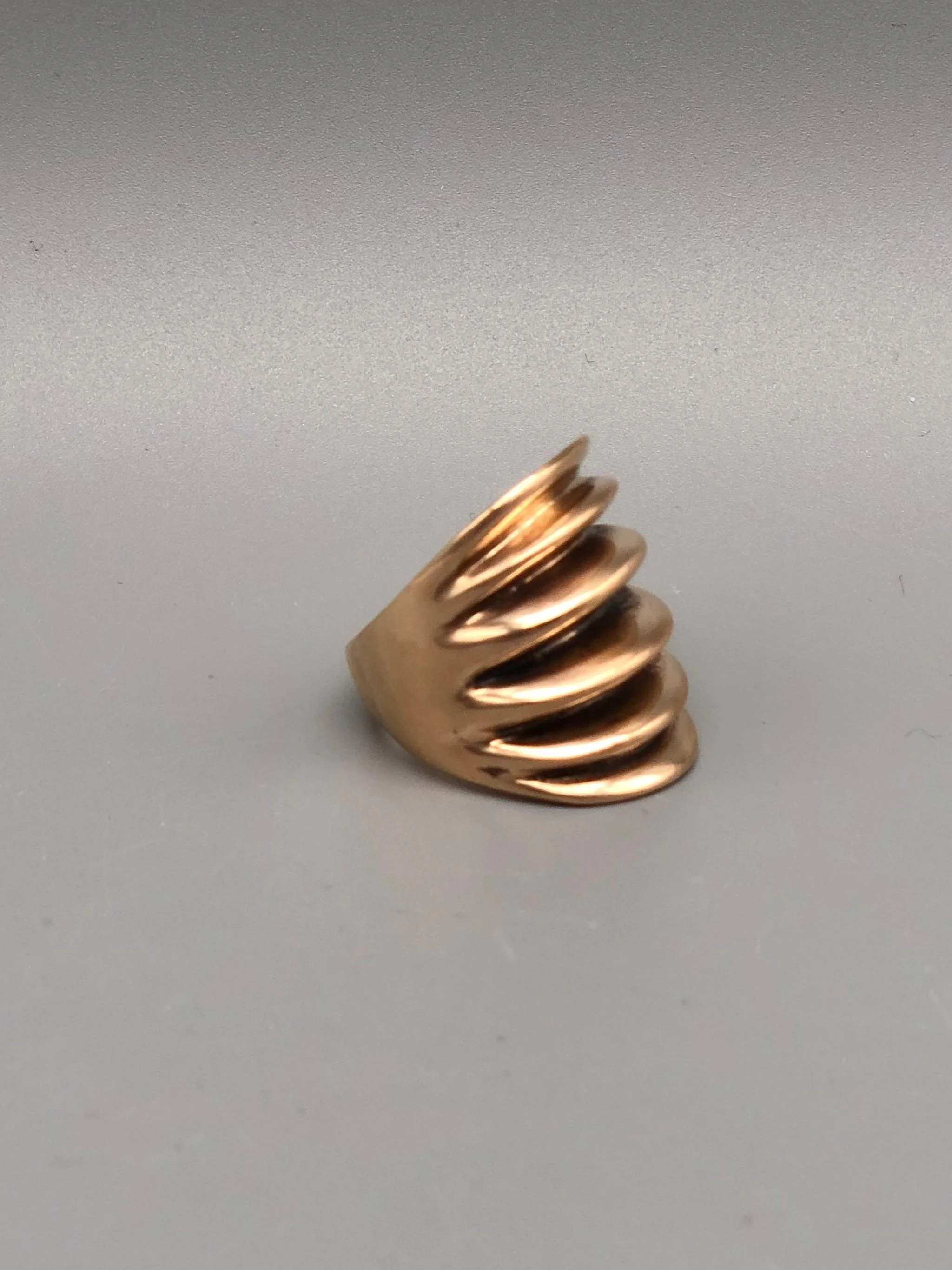 Padma Ventaglio ring in pink bronze — contemporary jewelry by Crepundia Gioielli Bologna / Anello Ventaglio Padma in bronzo rosa — gioiello contemporaneo Crepundia Gioielli Bologna