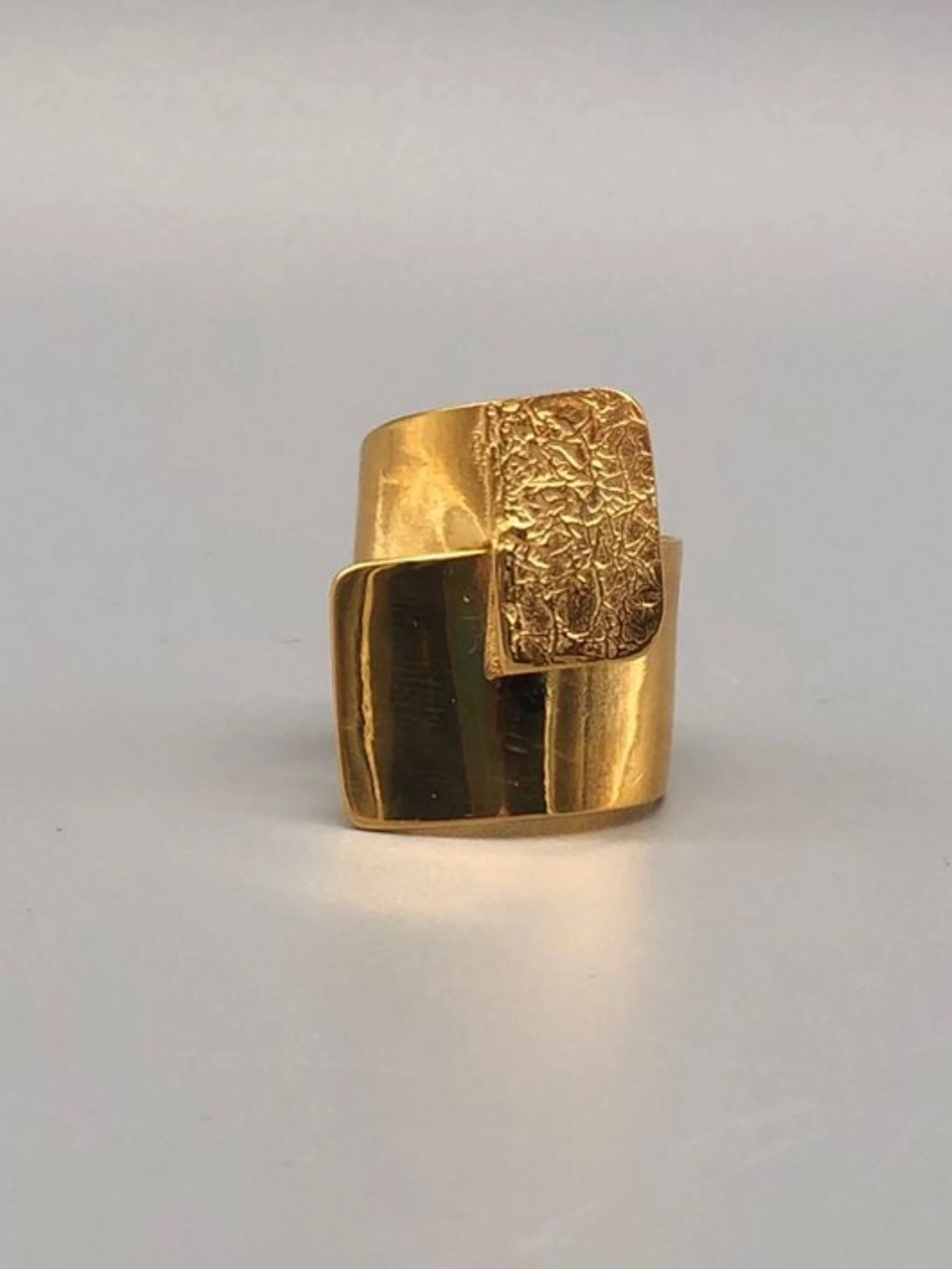 HoAsen Jewelry gold-plated sterling silver statement ring with layered geometric surfaces — Crepundia Gioielli Bologna