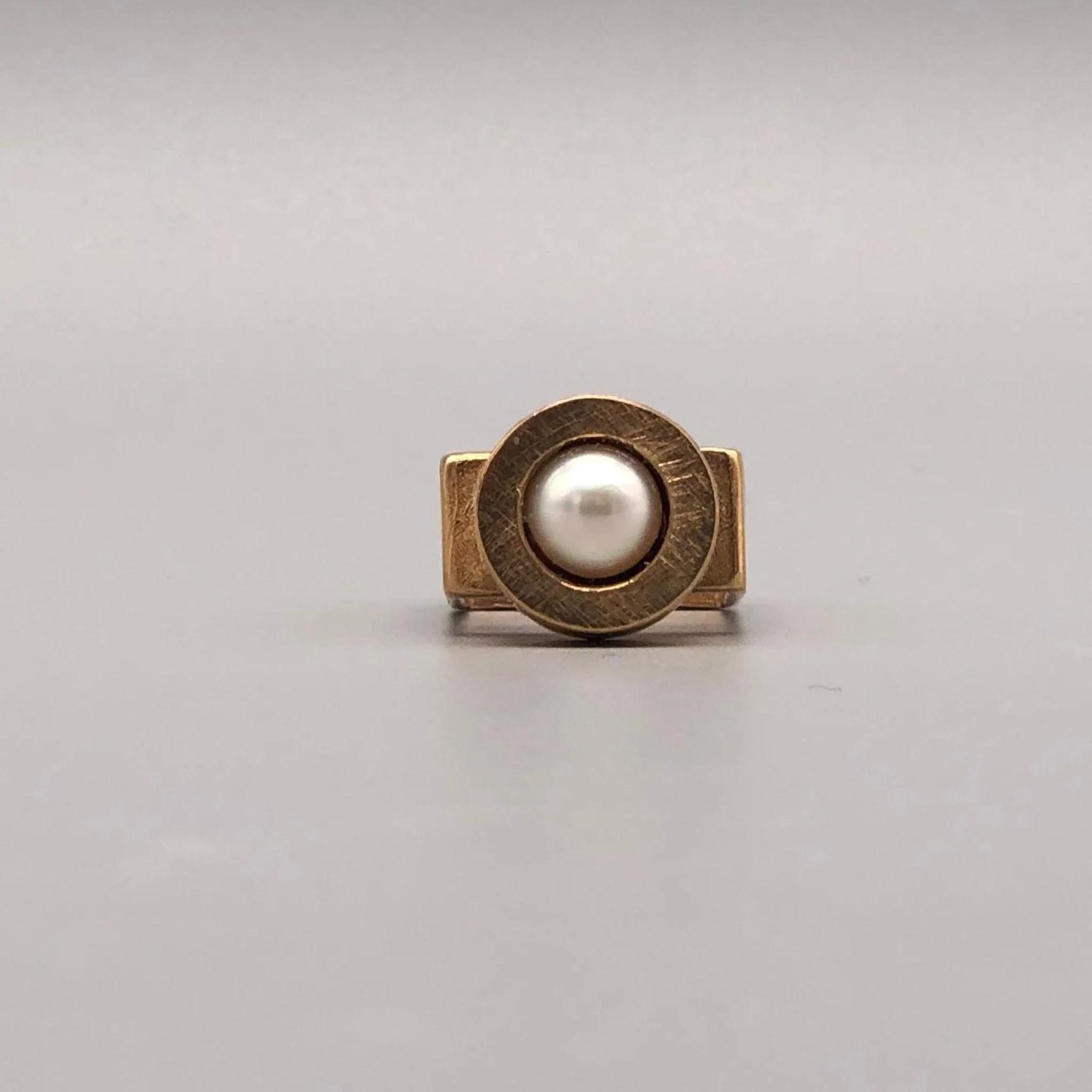 Anello in bronzo con perla, forma essenziale e presenza scultorea, EL Gioielli — Crepundia Bologna.
Bronze ring with pearl, essential form and sculptural presence, EL Gioielli — Crepundia Bologna.