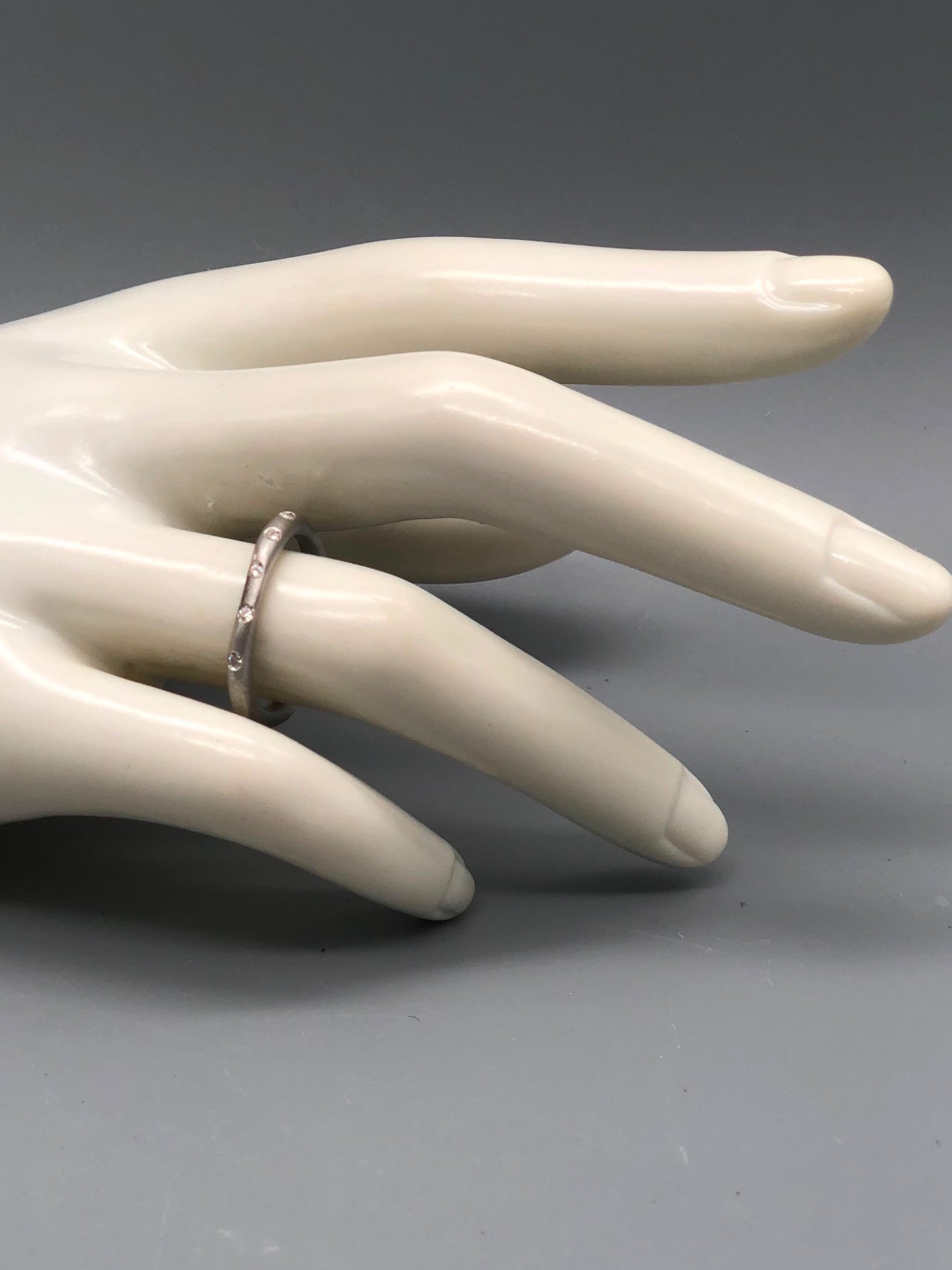 Anello Full Wave Crepundia in argento con diamanti, profilo sottile e irregolare. Crepundia Full Wave ring in silver with diamonds, featuring a slender, irregular profile.
