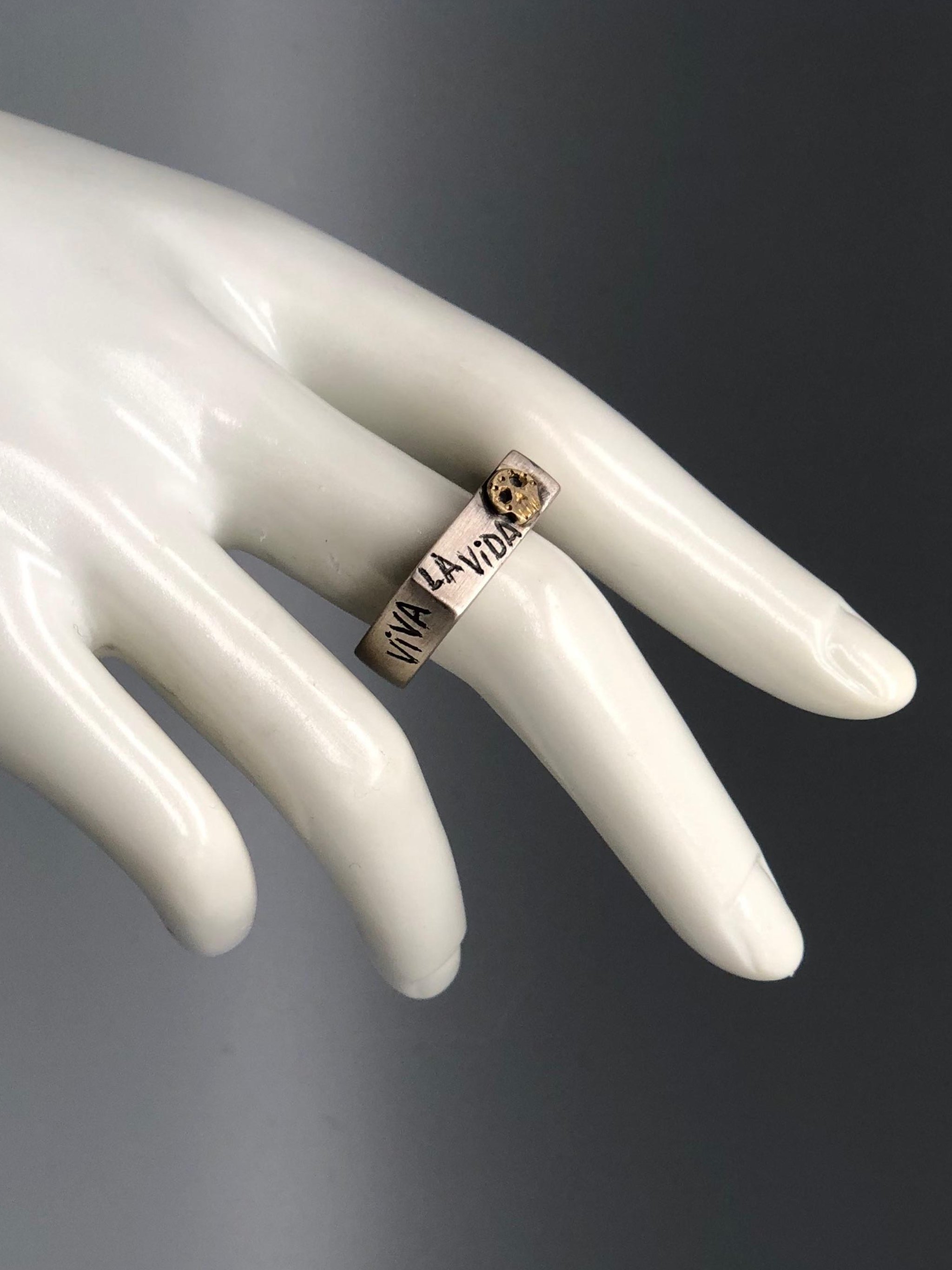 Sonja Markhoff Viva la Vida rings in matte sterling silver with 14 kt gold Calavera detail, contemporary jewelry Crepundia Gioielli Bologna