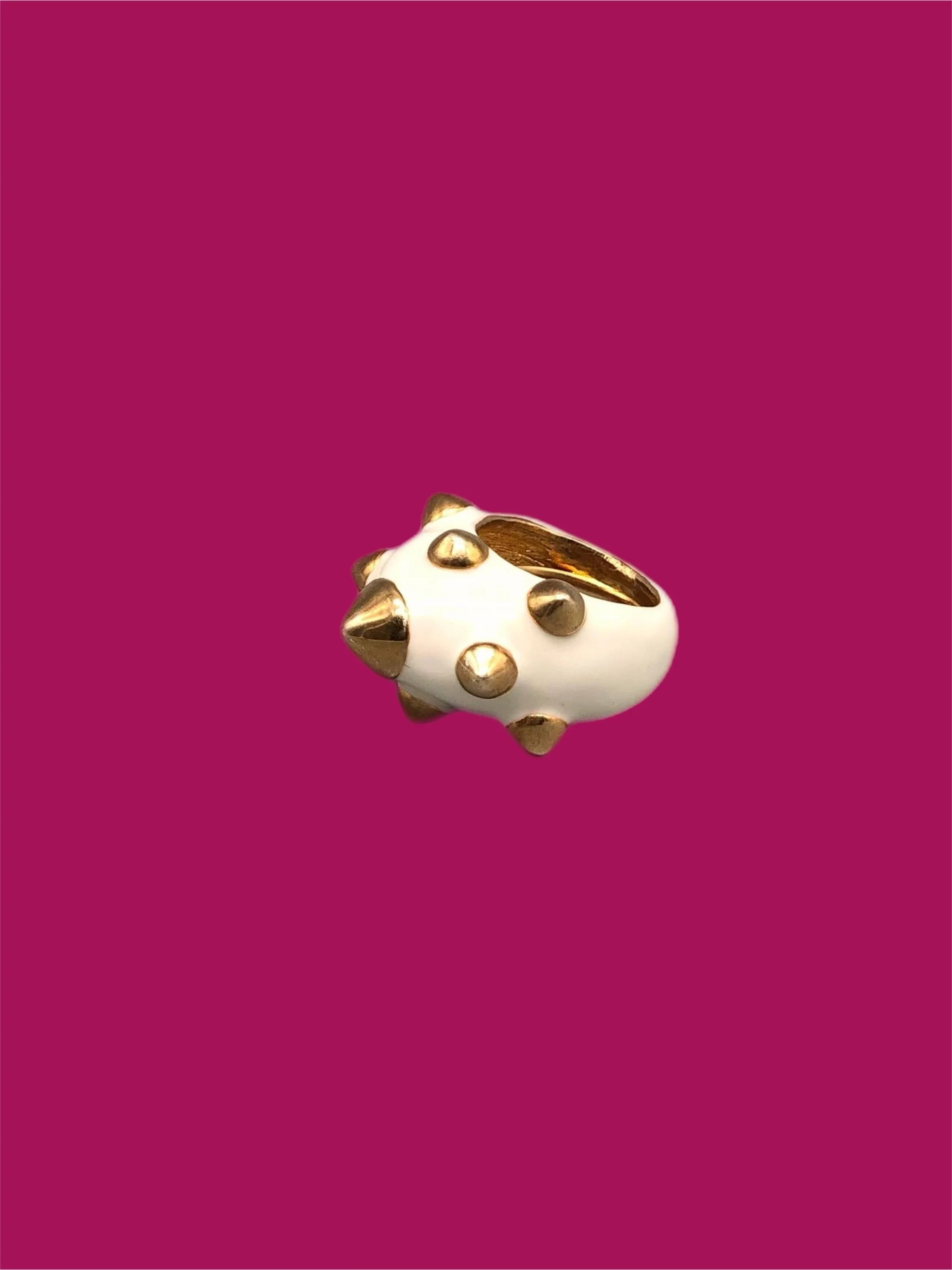 Kenneth Jay Lane costume jewelry ring with white enamel and gold-tone raised details, Crepundia Gioielli Bologna