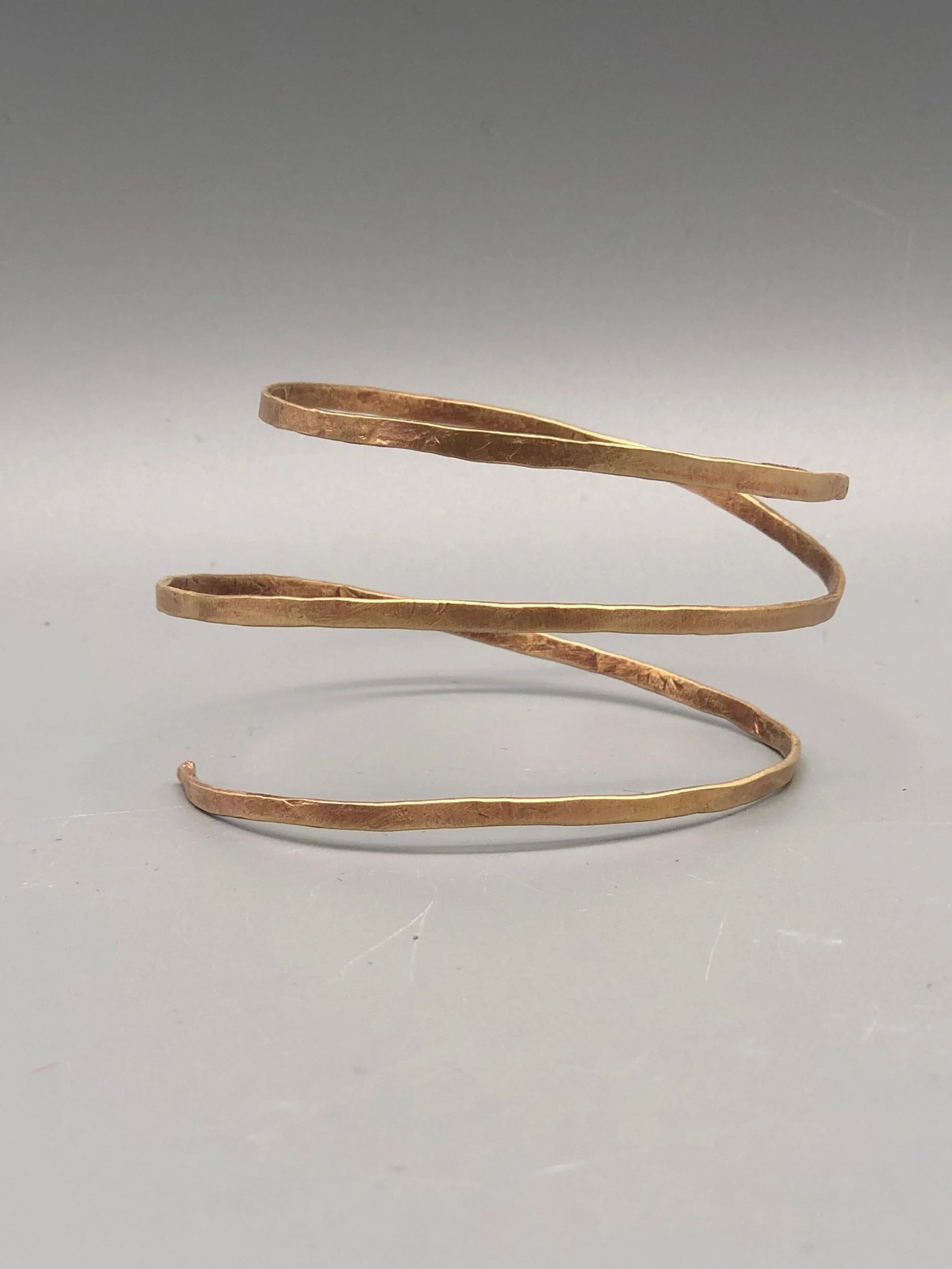 Bracciale Snake in bronzo martellato di Padma per Crepundia Gioielli Bologna