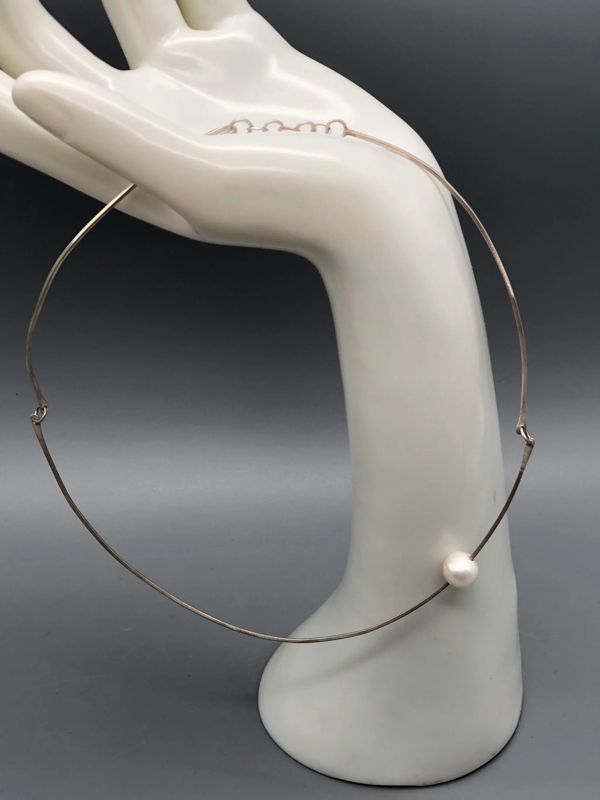 Collana girocollo Agadez in argento con perla singola, design minimale Crepundia